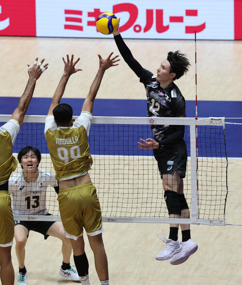 日本対バーレーン　第1セット　スパイクを放つ高橋藍（撮影・梅根麻紀）