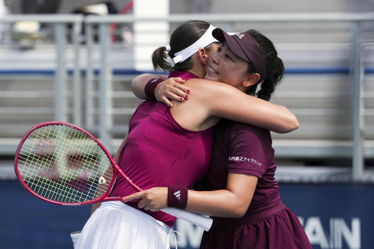 女子ダブルス1回戦で抱き合う穂積絵莉（右）、アンドレヤ・クレパーチ組＝ニューヨーク（USTA／ゲッティ＝共同）