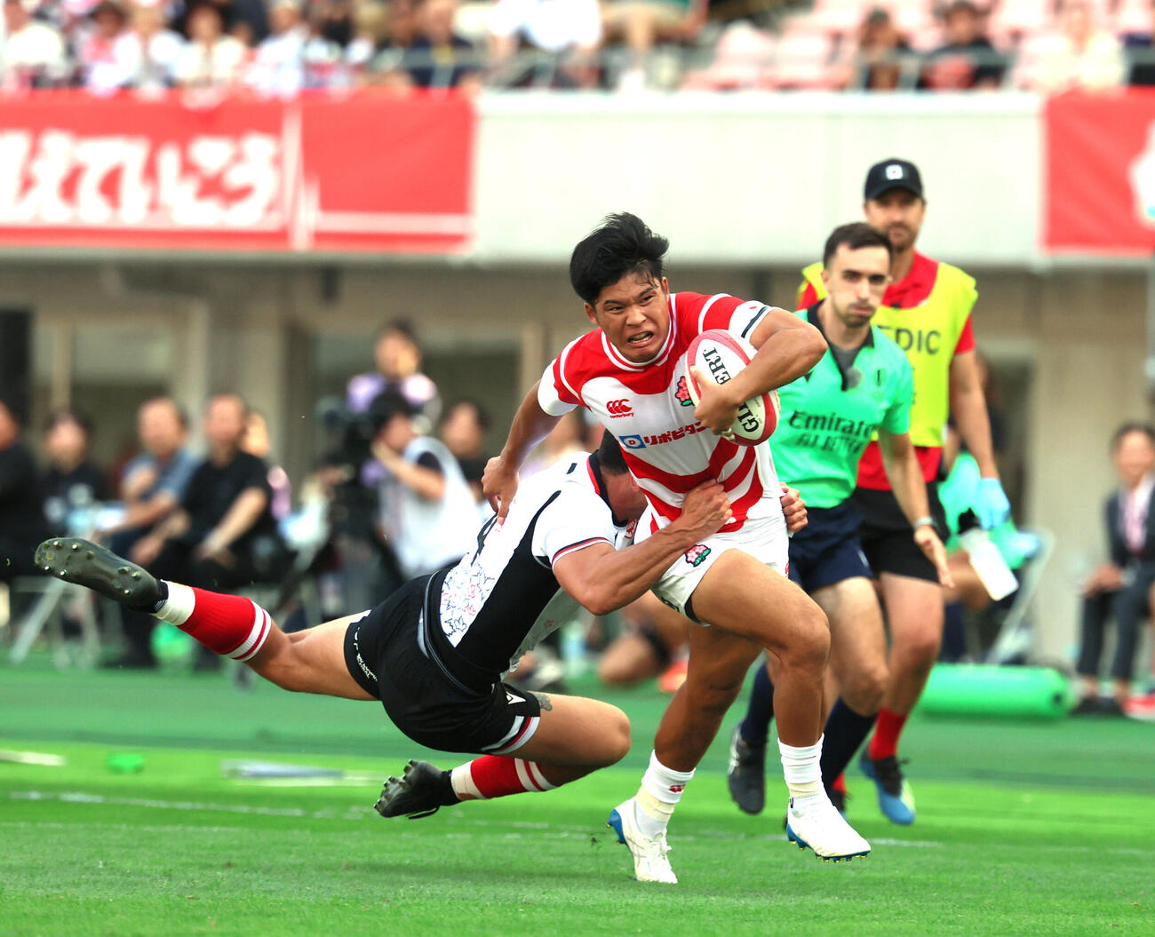 日本対カナダ　前半、タックルを受けながらも前進する木田晴斗　（撮影・水谷安孝）