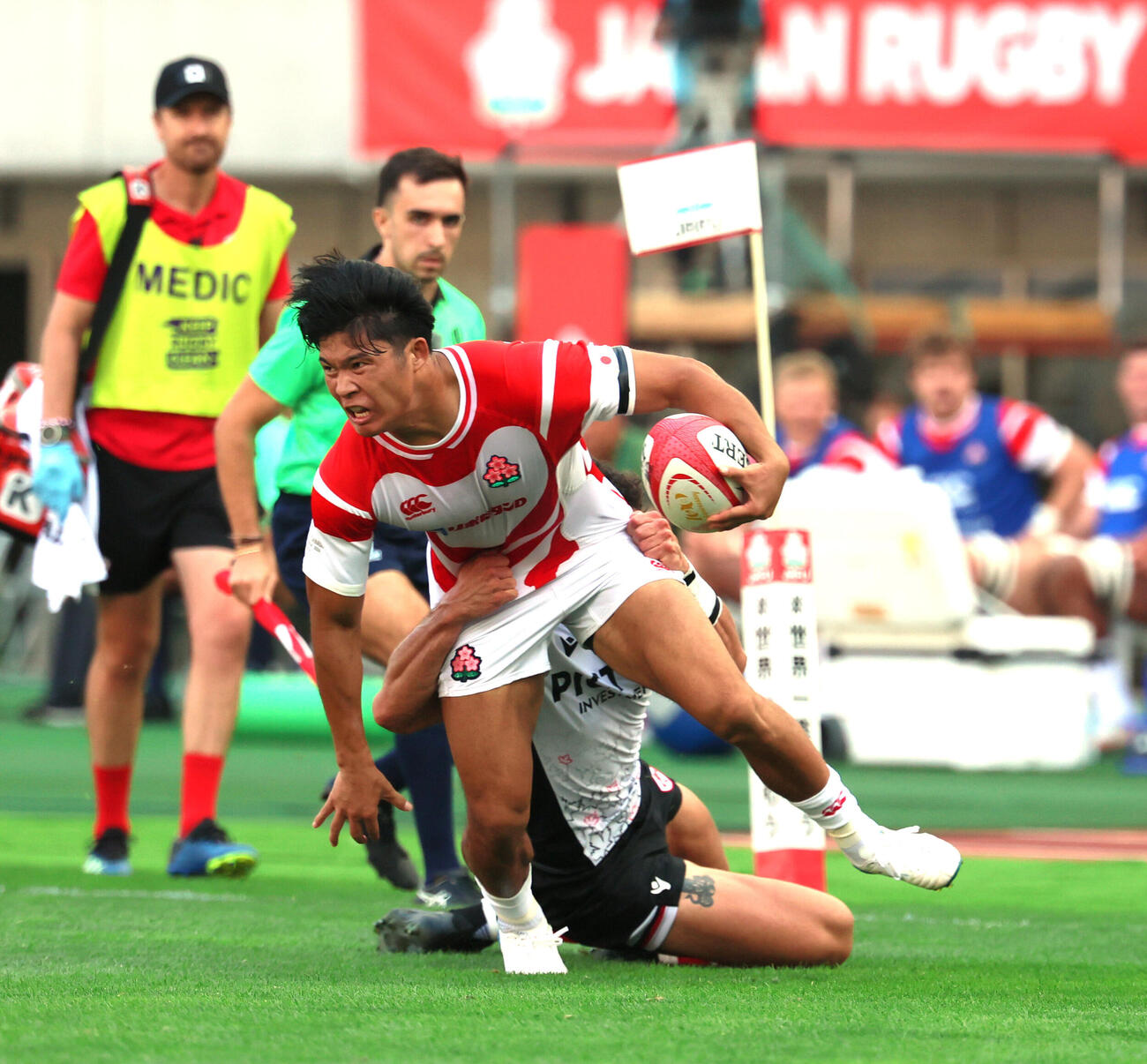 日本対カナダ　前半、タックルを受けながらも前進する木田晴斗　（撮影・水谷安孝）