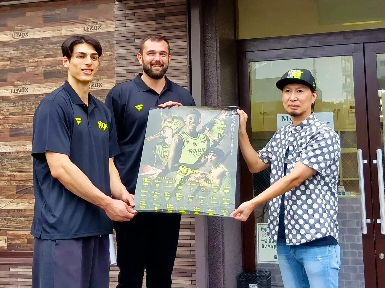 ホームタウン長町にてポスター配りをする仙台ネイサン・ブース（中央）とシェーファーアビィ幸樹（左）（撮影・高橋香奈）