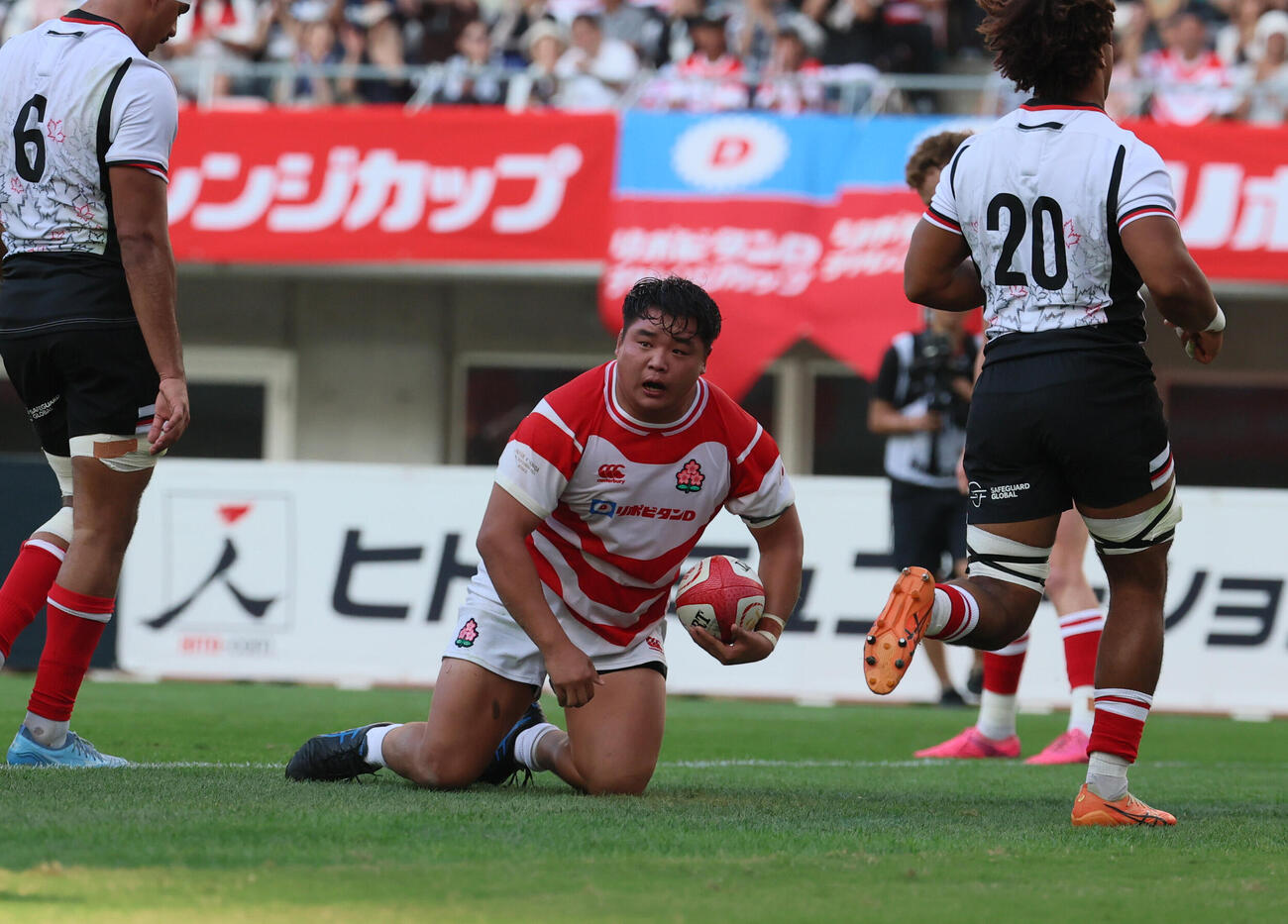 日本対カナダ　後半、初キャップで初トライを決めた稲場巧　（撮影・水谷安孝）