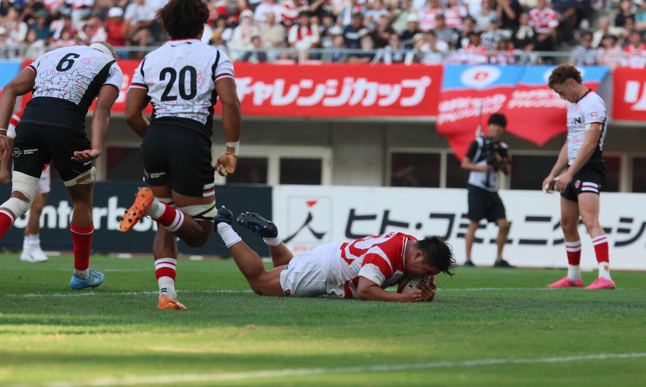 日本対カナダ　後半、初キャップで初トライを決めた稲場巧　（撮影・水谷安孝）