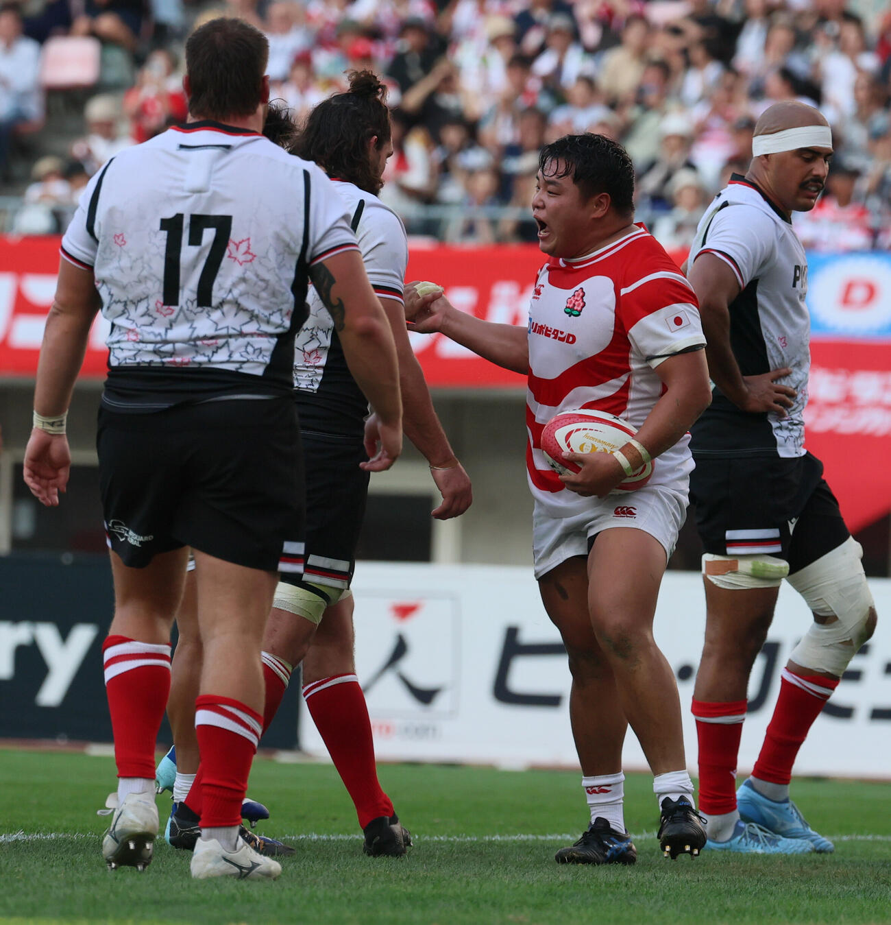 日本対カナダ　後半、初キャップで初トライを決めほえる稲場巧　（撮影・水谷安孝）
