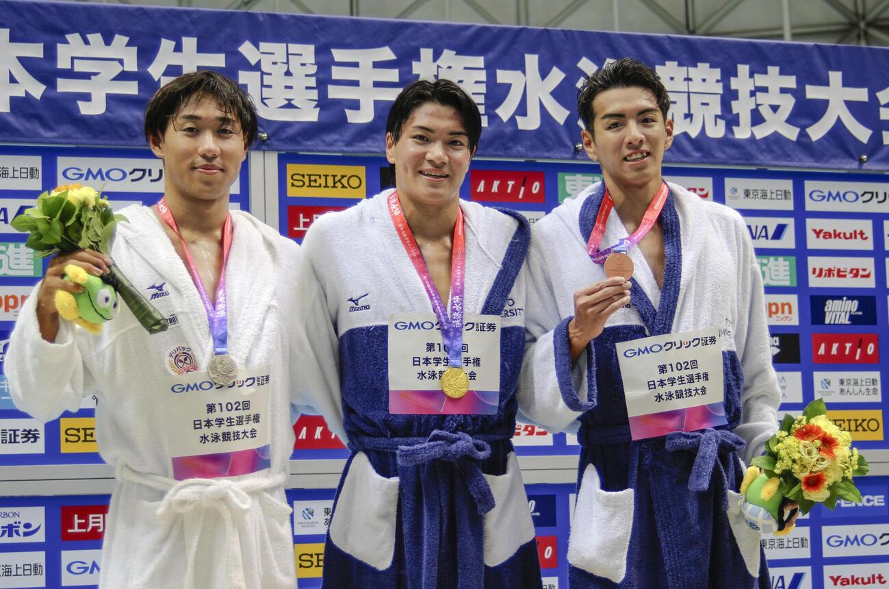 男子200メートル個人メドレーで優勝し、写真に納まる松下知之（中央）（共同）