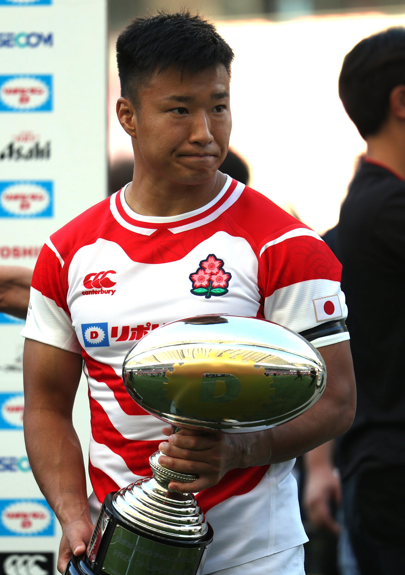 日本対カナダ　勝利しトロフィーを手にする斎藤直人（撮影・水谷安孝）
