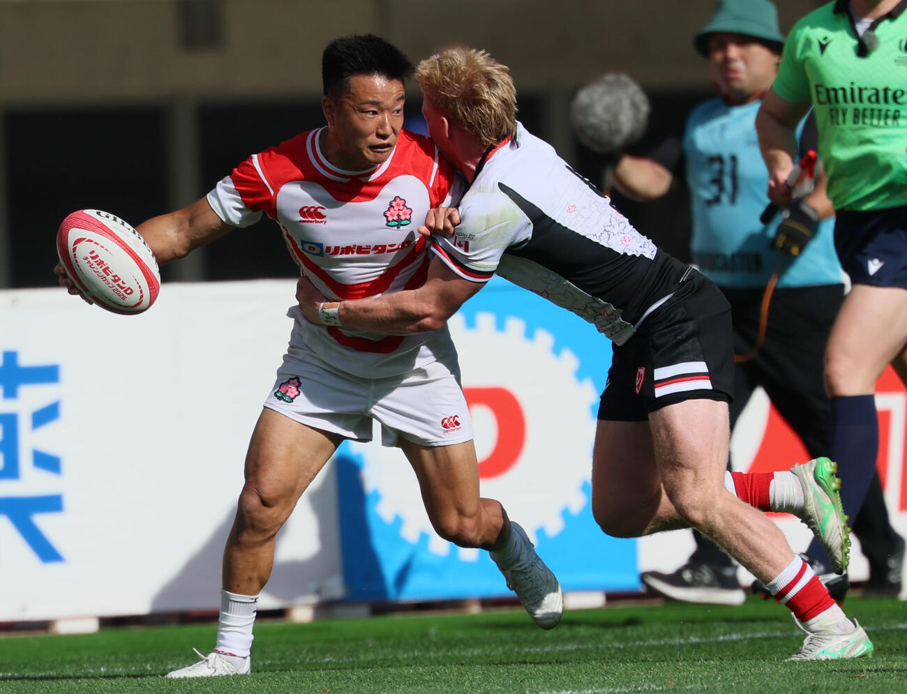 日本対カナダ　前半、原田衛がトライを決め喜ぶ斎藤直人（撮影・水谷安孝）