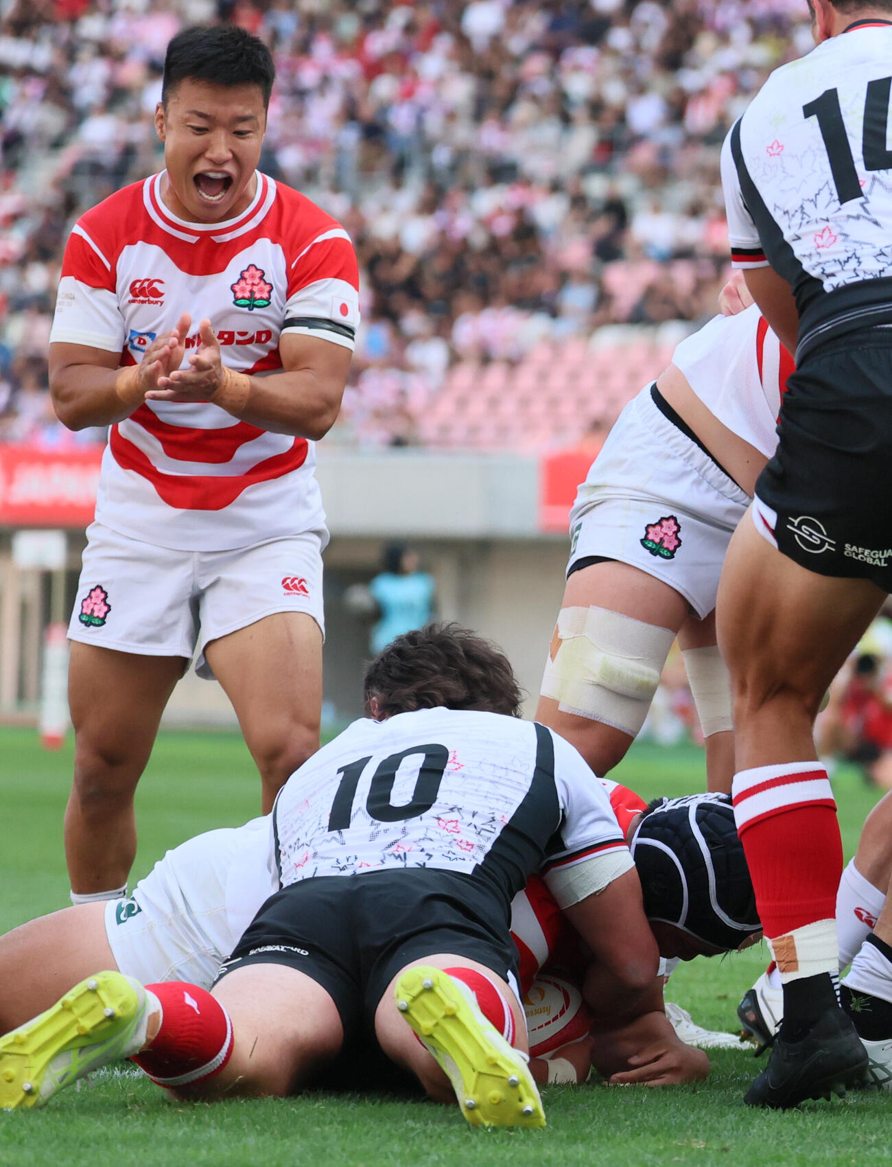 日本対カナダ　後半、トライを決める原田衛（撮影・水谷安孝）