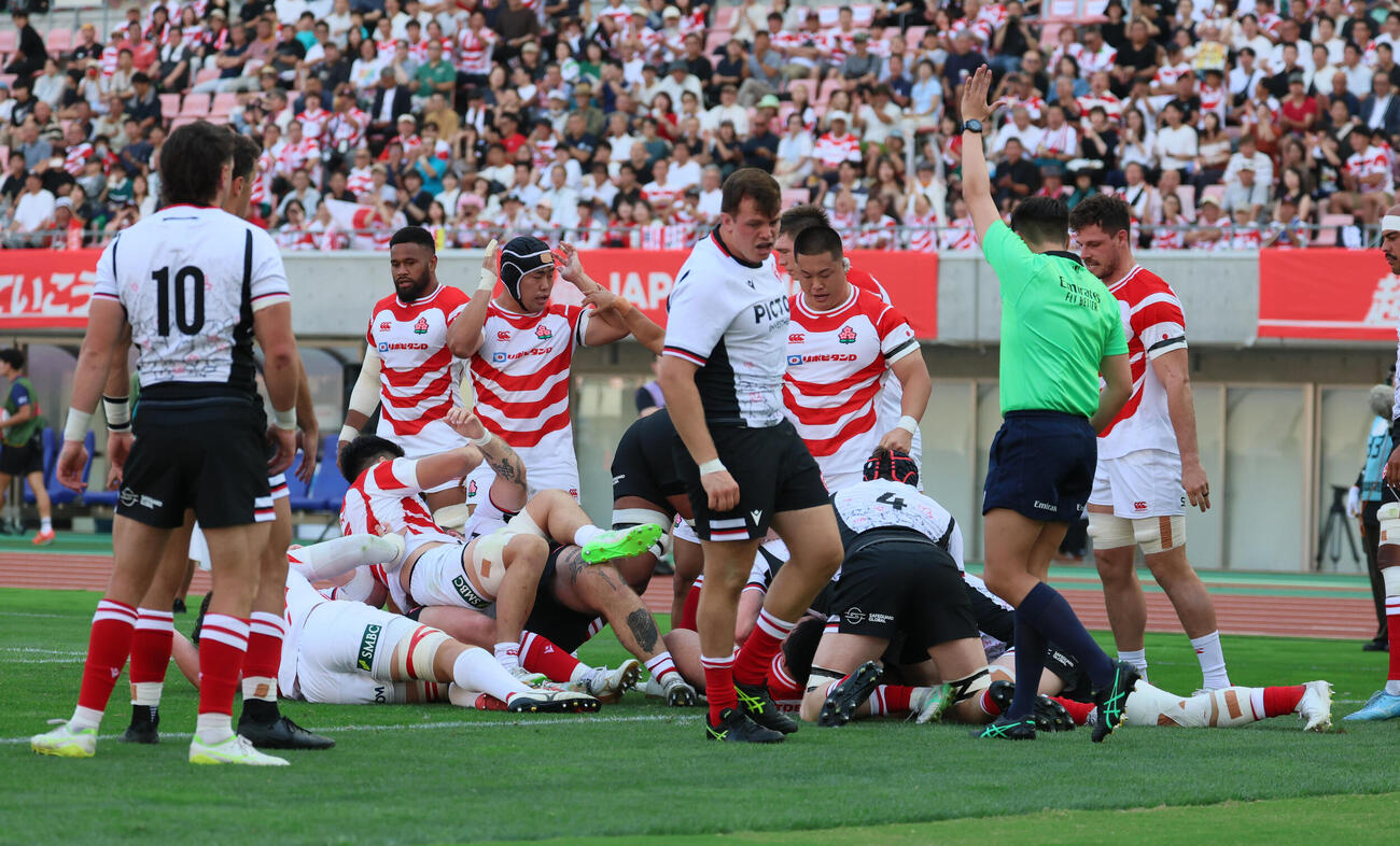 日本対カナダ　後半、コンバージョンキックを放つサム・グリーン（撮影・水谷安孝）