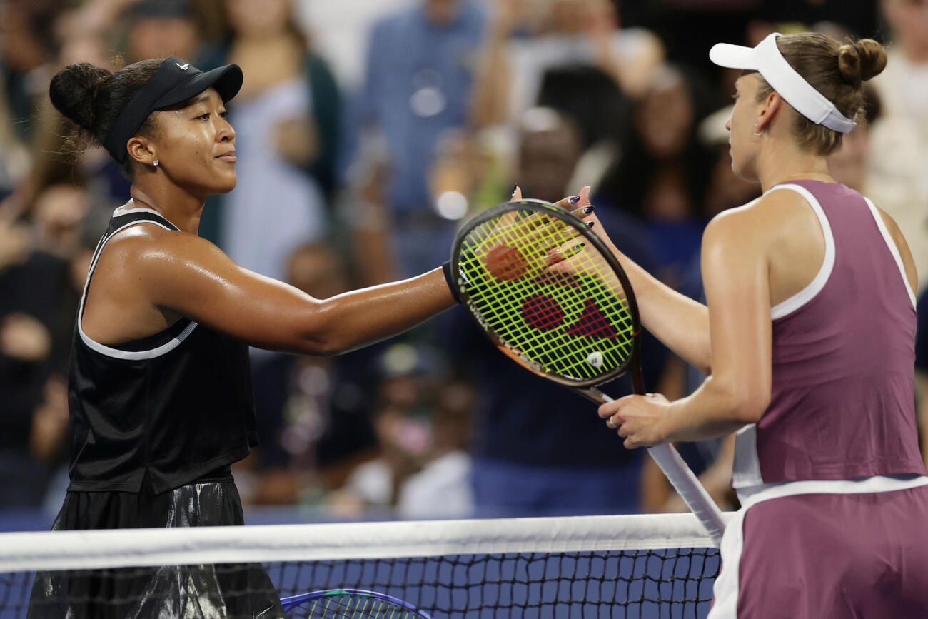 女子シングルス3回戦に勝利し対戦相手のメルテンスとお互いをたたえ合う大坂なおみ（AP）