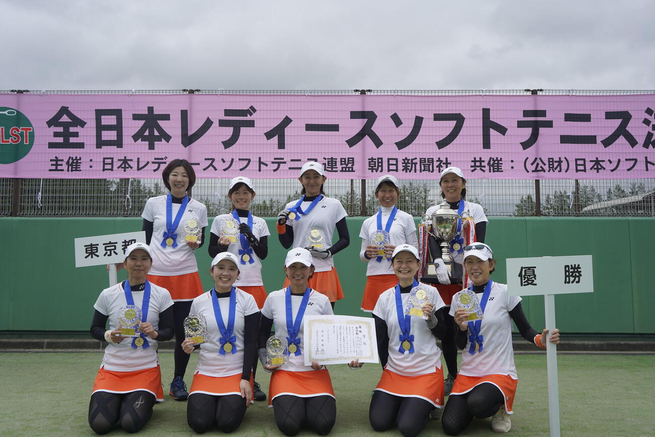大会連覇を果たした東京チームの選手たち（朝日新聞社提供）
