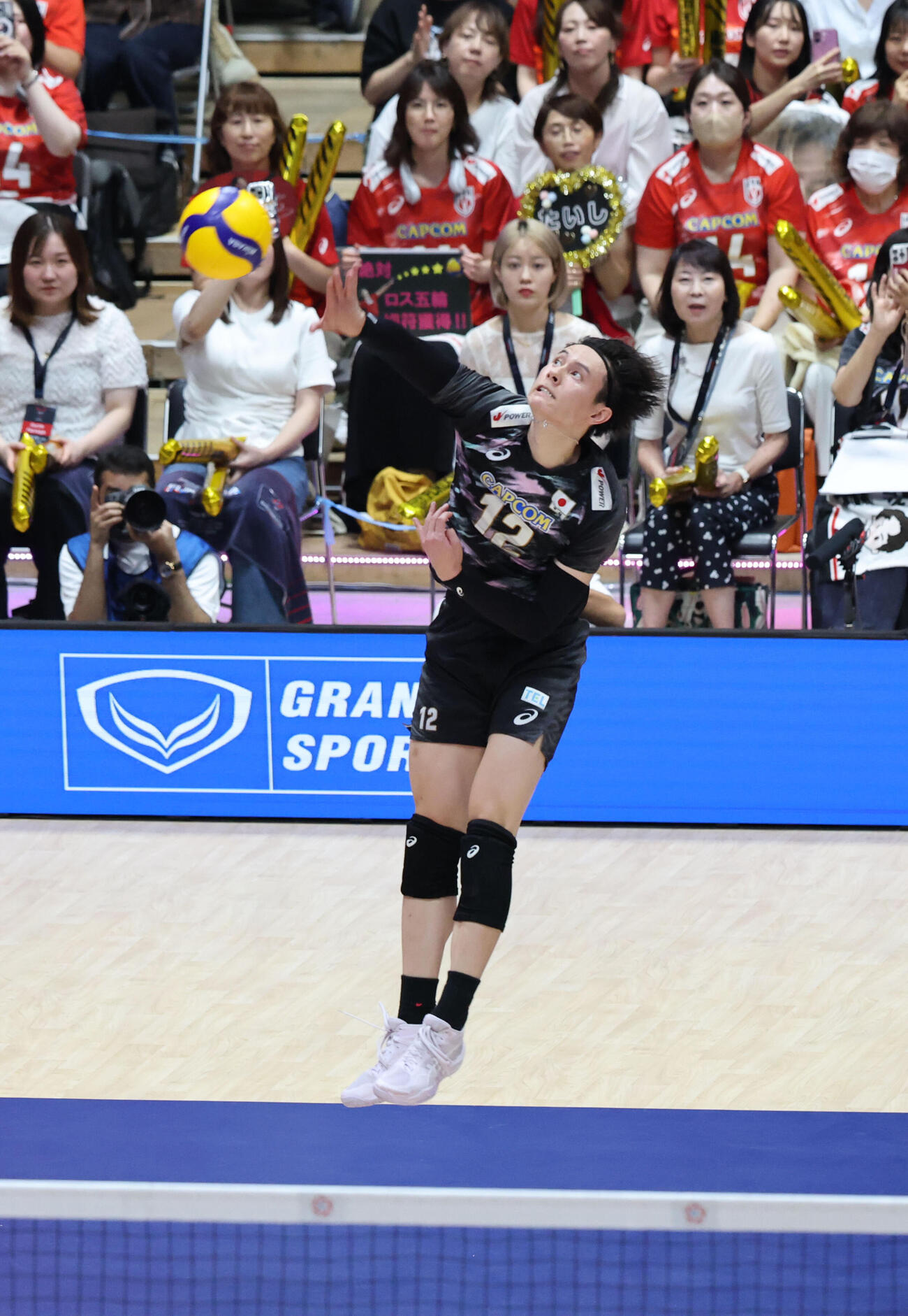 日本対バーレーン　第1セット　サーブをする高橋藍（撮影・梅根麻紀）