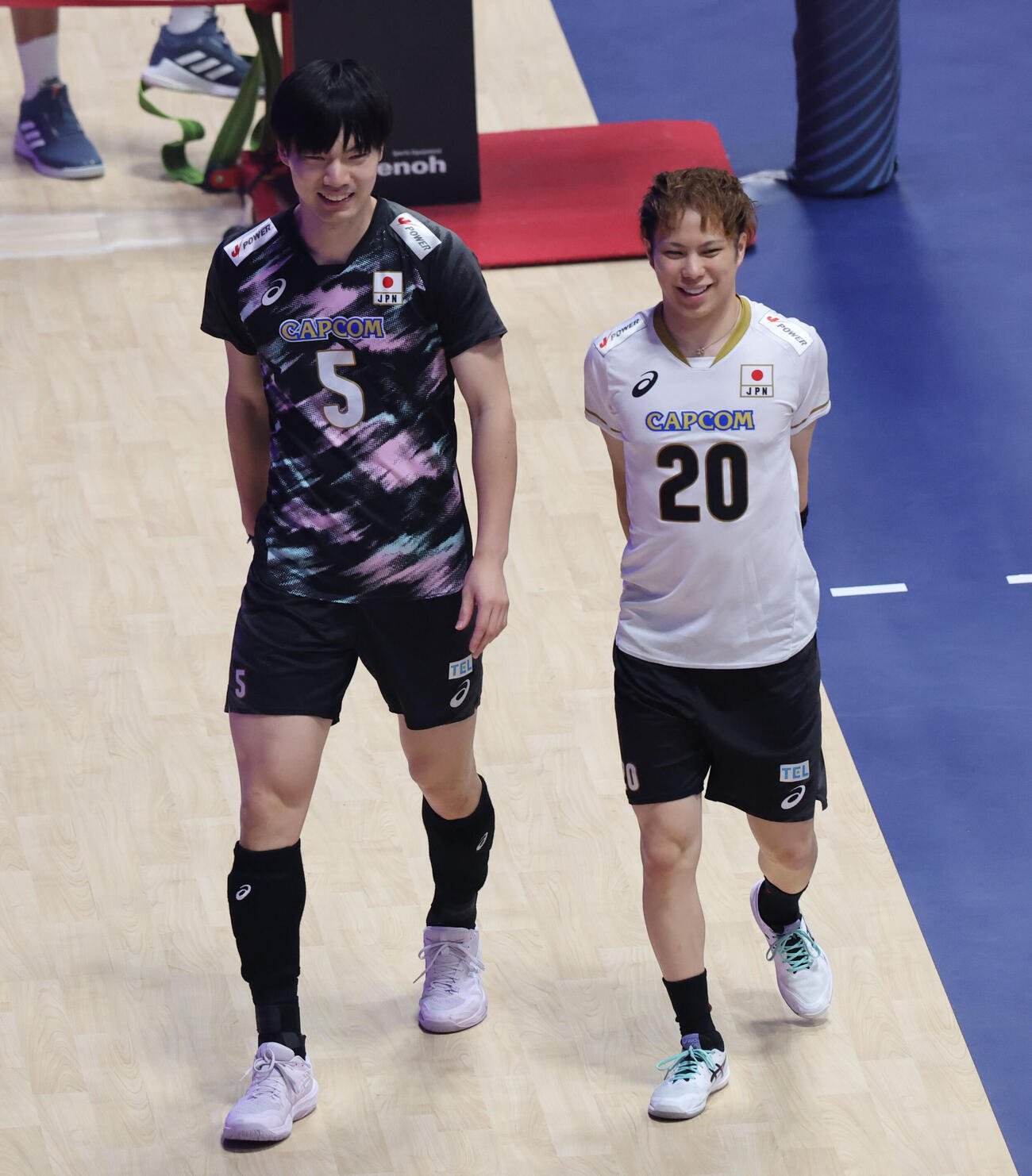 日本対バーレーン　コート内を歩いて体をほぐす大塚達宣と山本智大（右）（撮影・梅根麻紀）