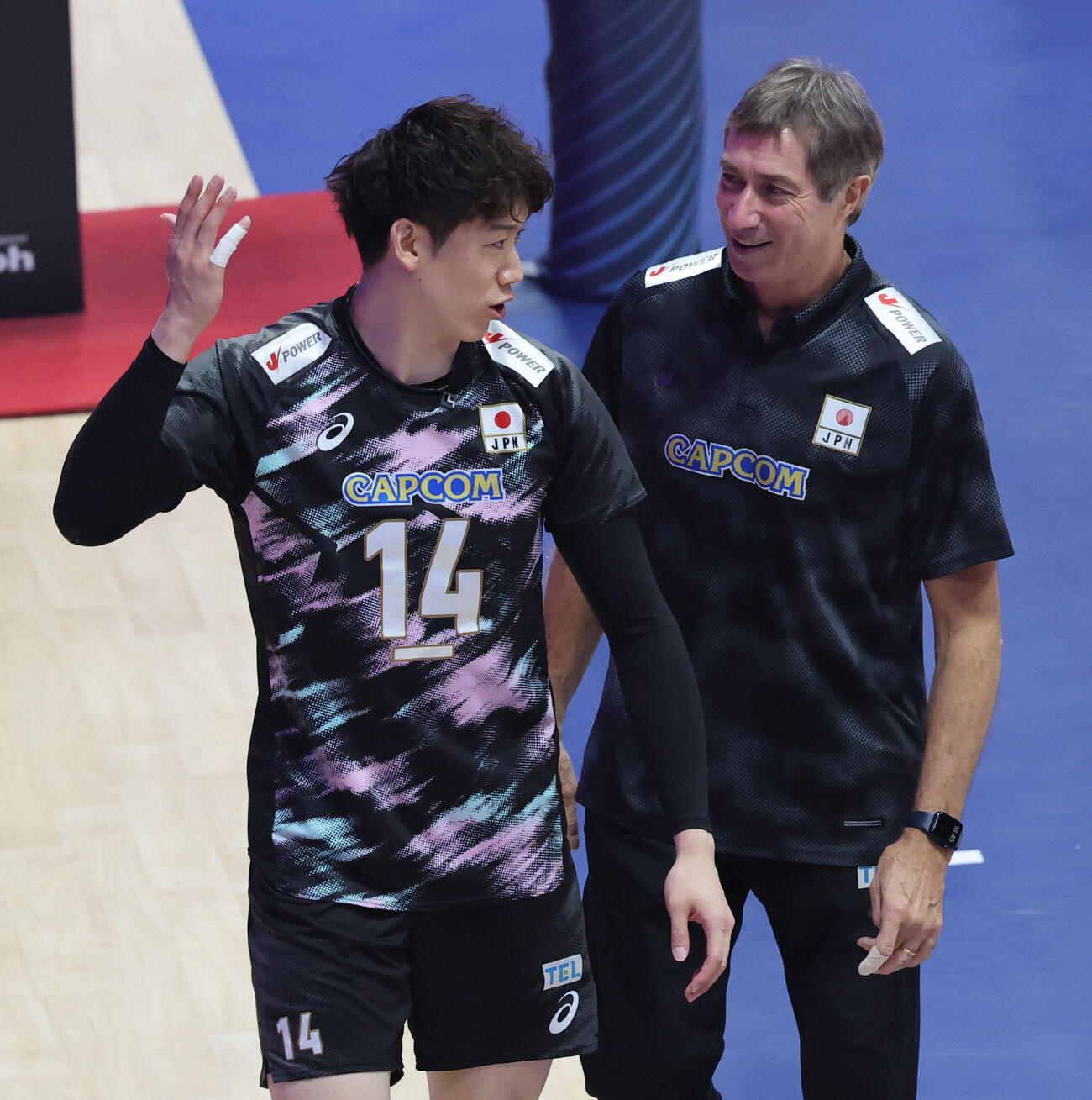 日本対バーレーン　試合前に話をする石川祐希とロラン・ティリ監督（撮影・梅根麻紀）