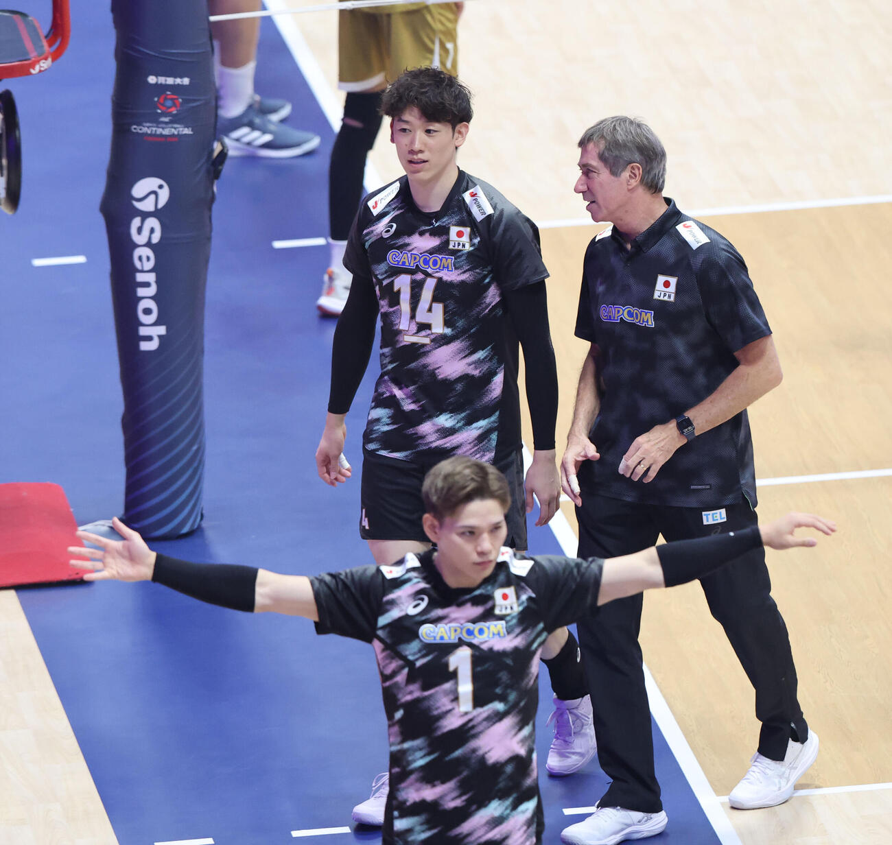 日本対バーレーン　試合前に話をする石川祐希とロラン・ティリ監督（撮影・梅根麻紀）