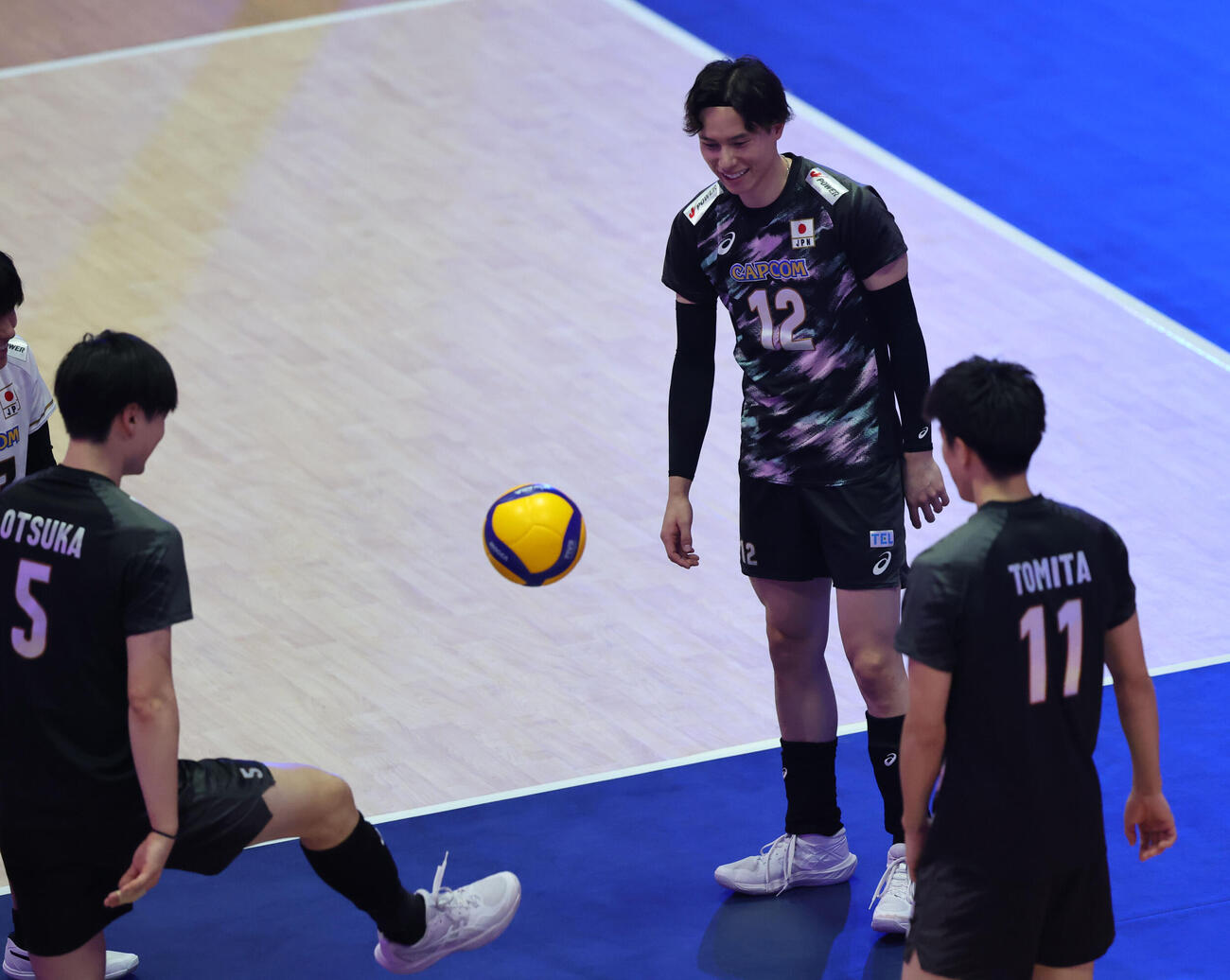 日本対バーレーン　試合前、体をほぐす高橋藍（撮影・梅根麻紀）