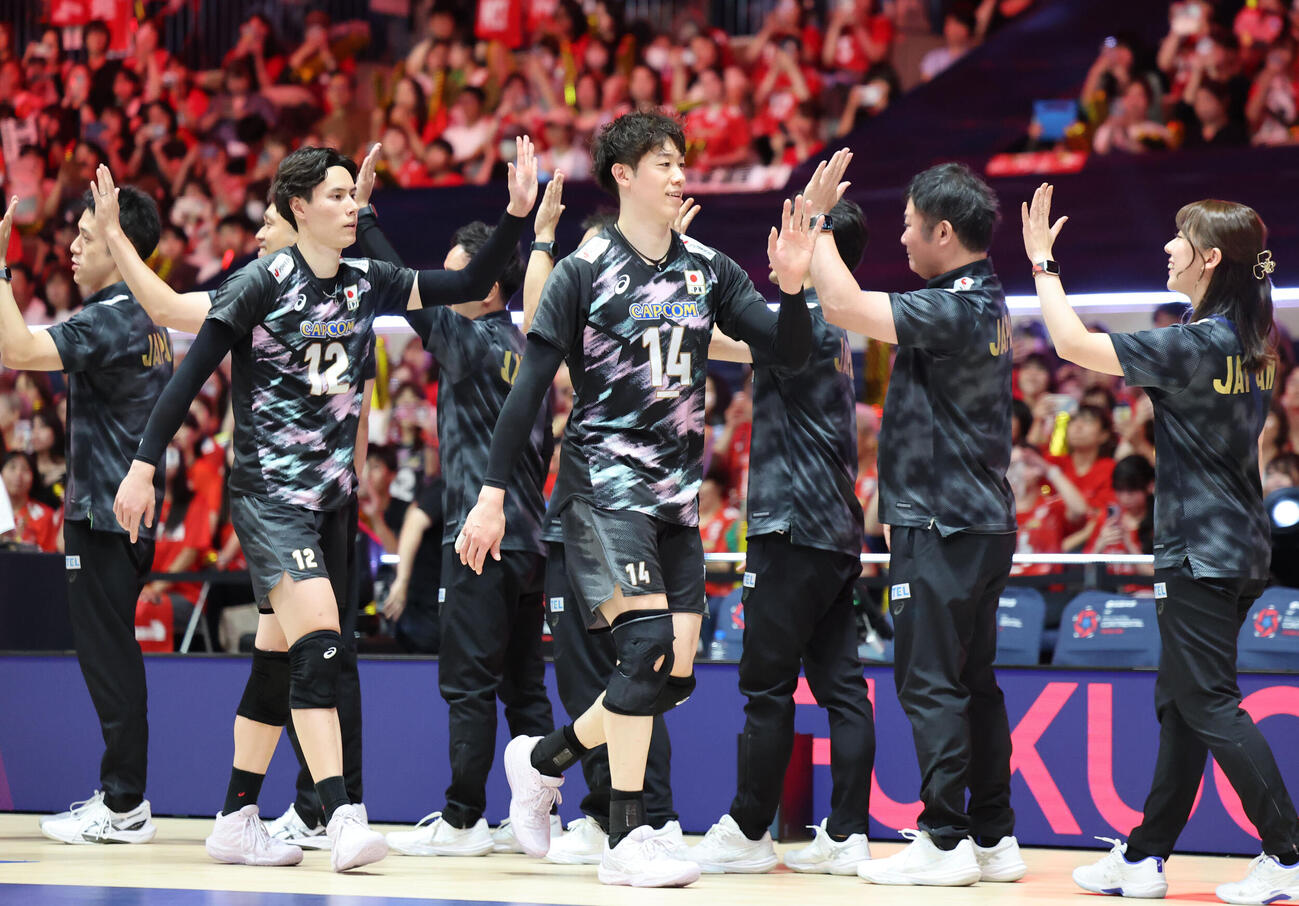日本対バーレーン　第3セット　バーレーンを破った日本代表はスタッフとハイタッチ、右は石川祐希、左は高橋藍（撮影・梅根麻紀）
