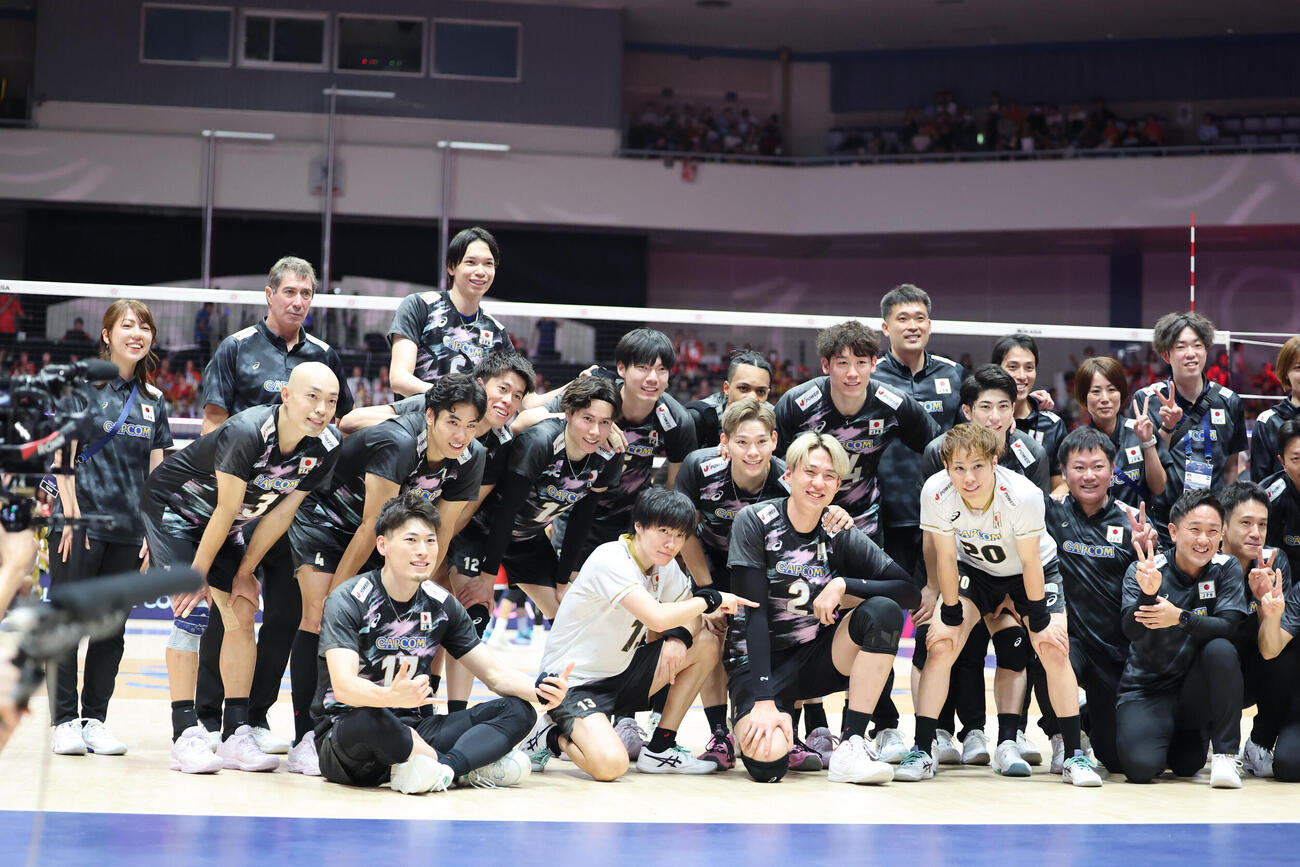 日本対バーレーン　バーレーンに勝利し、記念撮影をする日本の選手たち（2026年9月撮影）