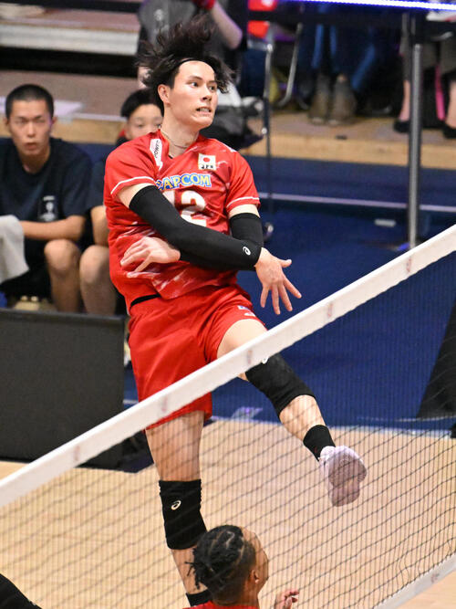 日本対オーストラリア　第2セット　スパイクを放つ高橋藍（撮影・林敢治）