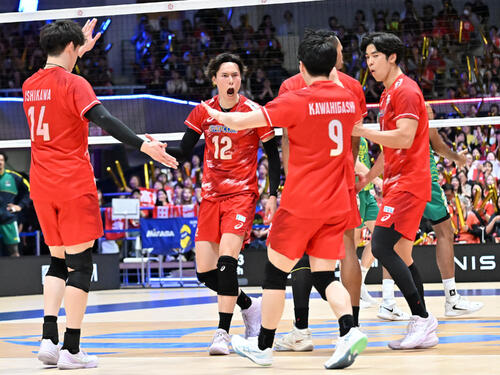 日本対オーストラリア　第1セット、得点を決め歓喜する高橋藍（中央）と日本の選手ら（撮影・林敢治）
