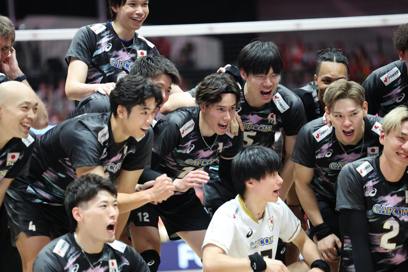 日本対バーレーン　第3セット　バーレーンを破った日本代表は記念撮影をする（撮影・梅根麻紀）