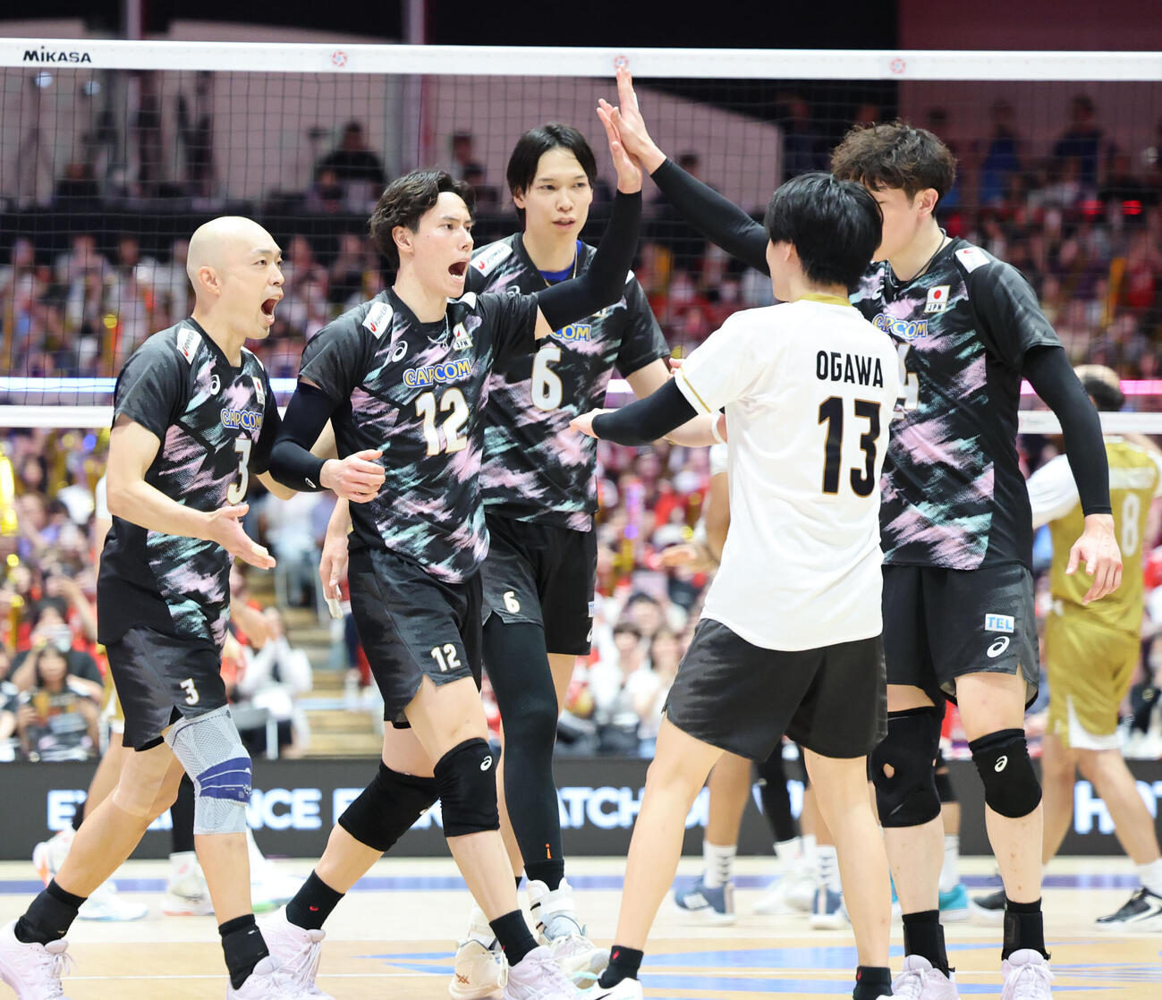 日本対バーレーン　第3セット　バーレーンを破った日本代表は気合いの入った表情を浮かべる（撮影・梅根麻紀）