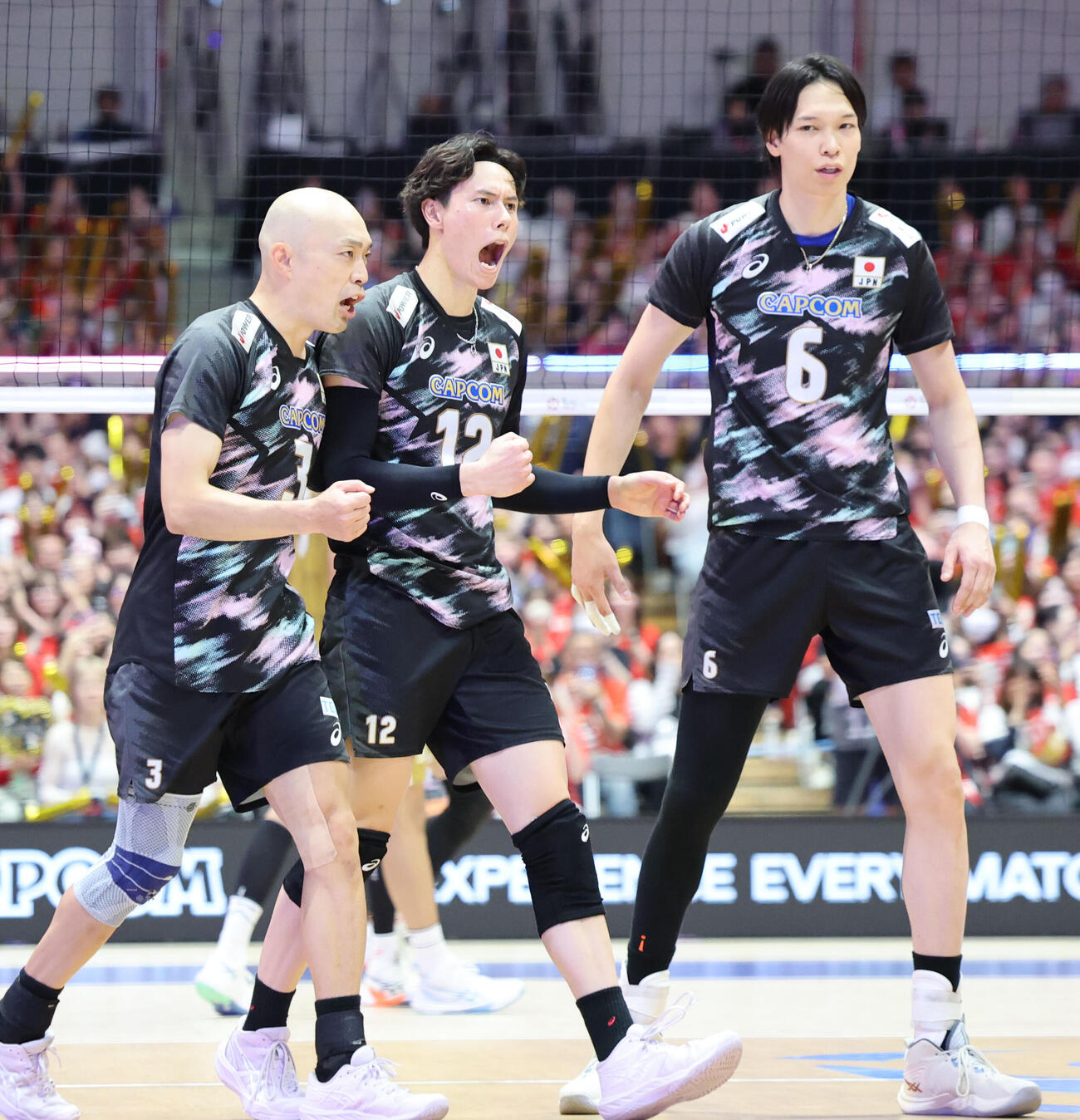 2026年9月6日、バーレーンを破り、気合の入った表情を見せる高橋藍（中央）ら日本の選手たち