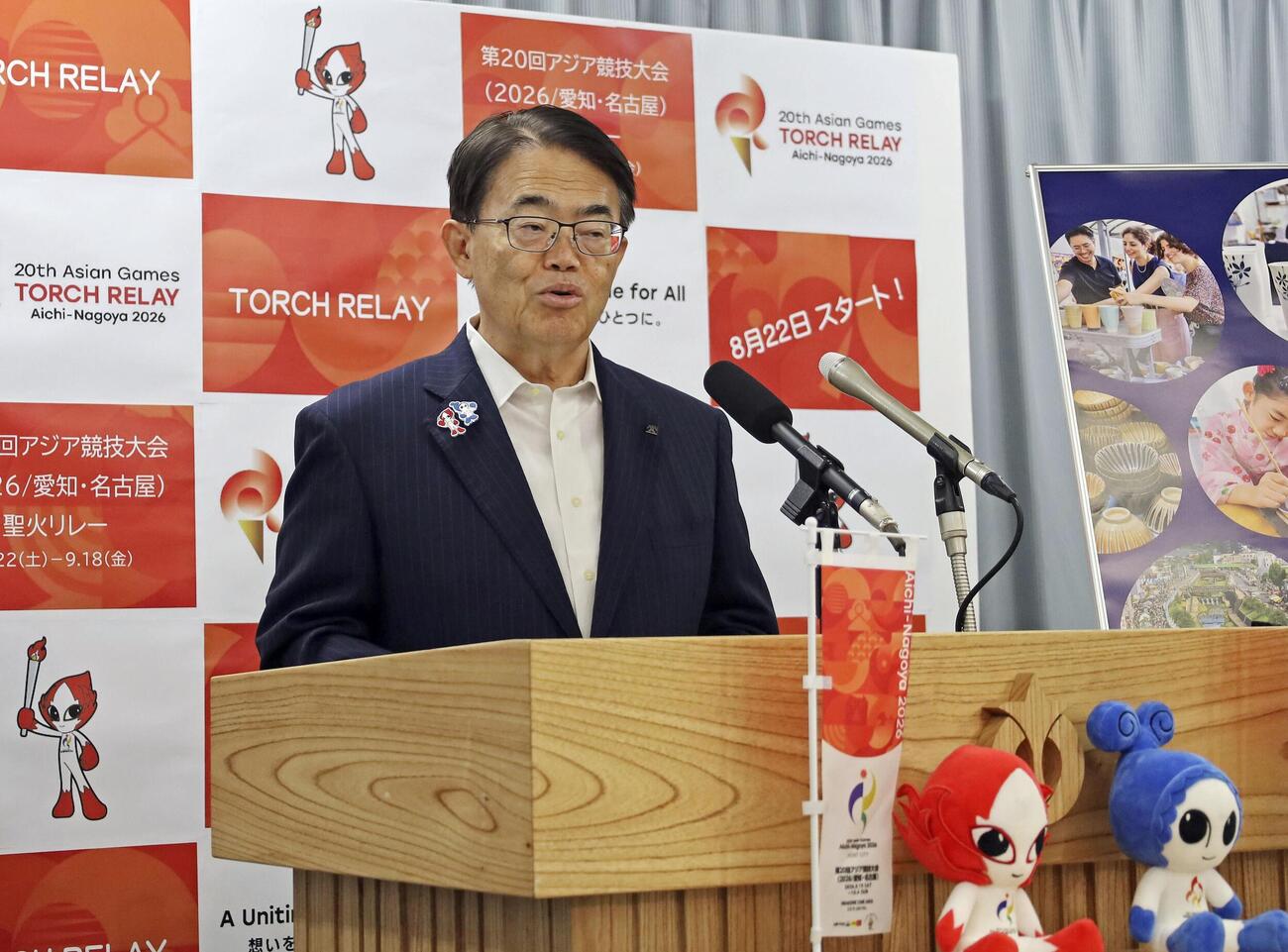 定例記者会見する愛知県の大村秀章知事＝8日午前、愛知県庁（共同）