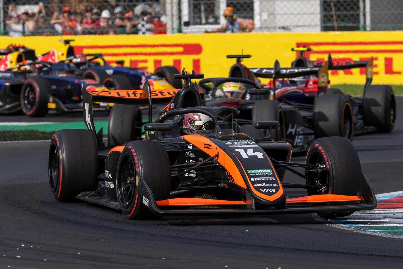 スプリントレースで激走する山越陽悠のマシン（C）Dutch Photo Agency提供