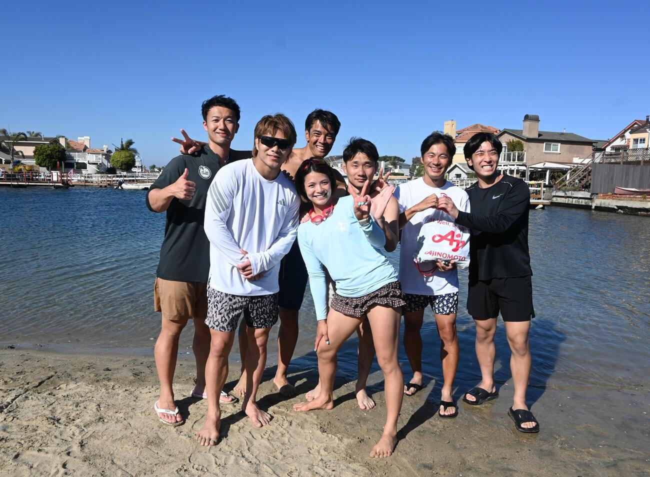 ハンティントンビーチで記念撮影する阿部一二三（左から2人目）と詩