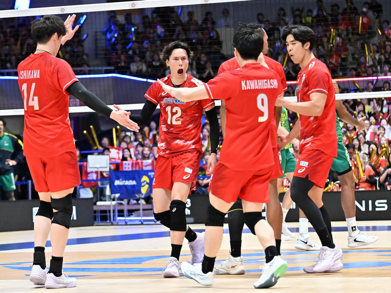 日本対オーストラリア　第1セット、得点を決め歓喜する高橋藍（中央）と日本の選手ら（撮影・林敢治）