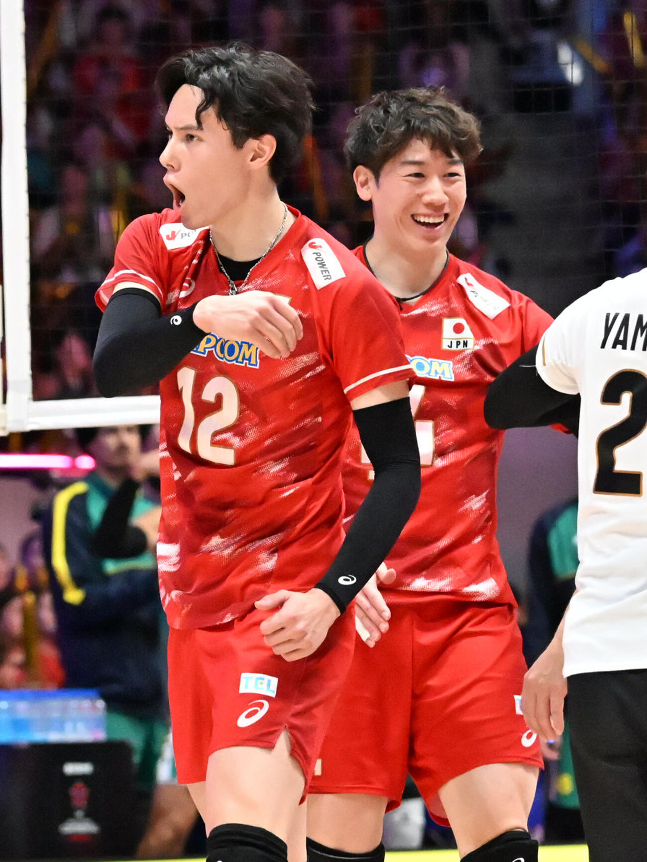 日本対オーストラリア　第1セット　得点を決め歓喜する高橋藍（左）と石川祐希（撮影・林敢治）