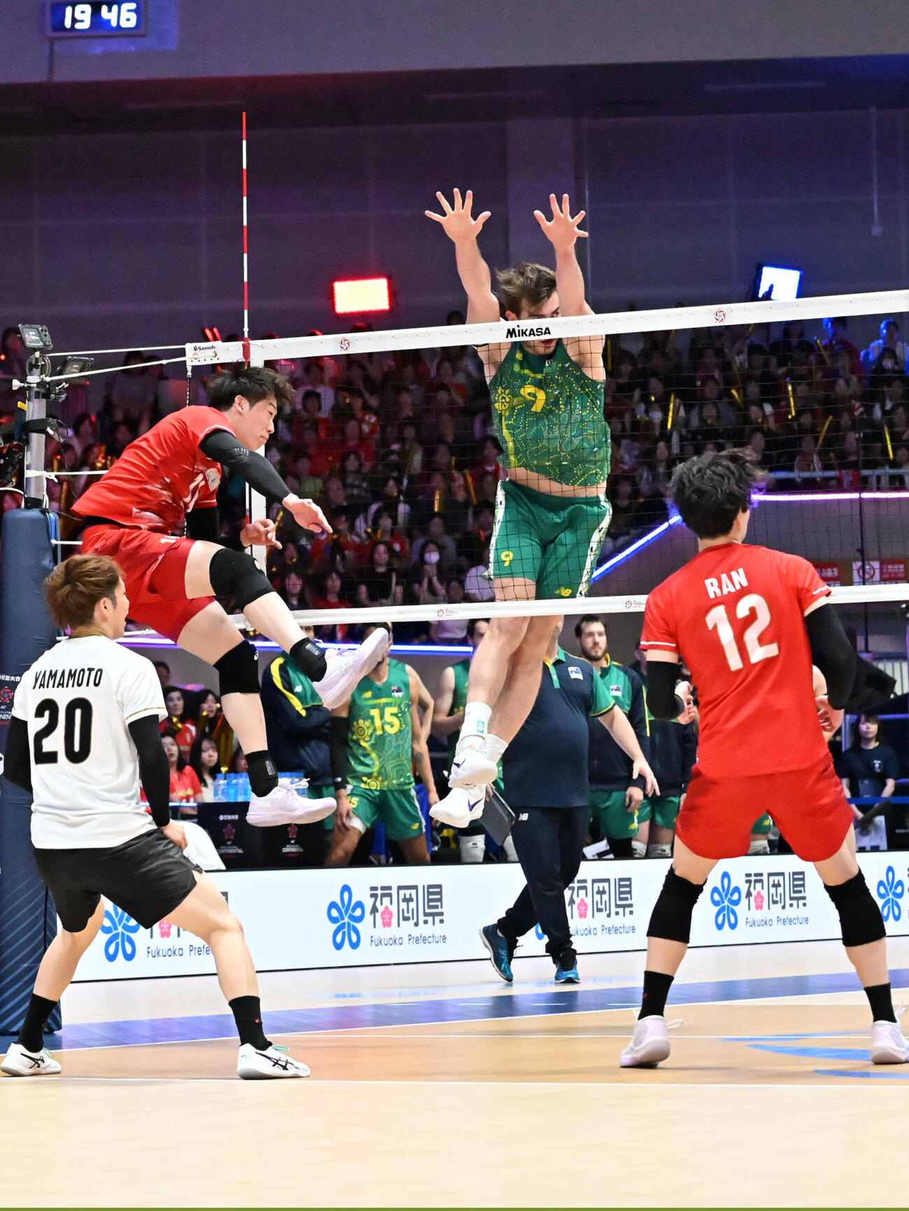 日本対オーストラリア　第1セット　スパイクを放つ石川祐希（撮影・林敢治）