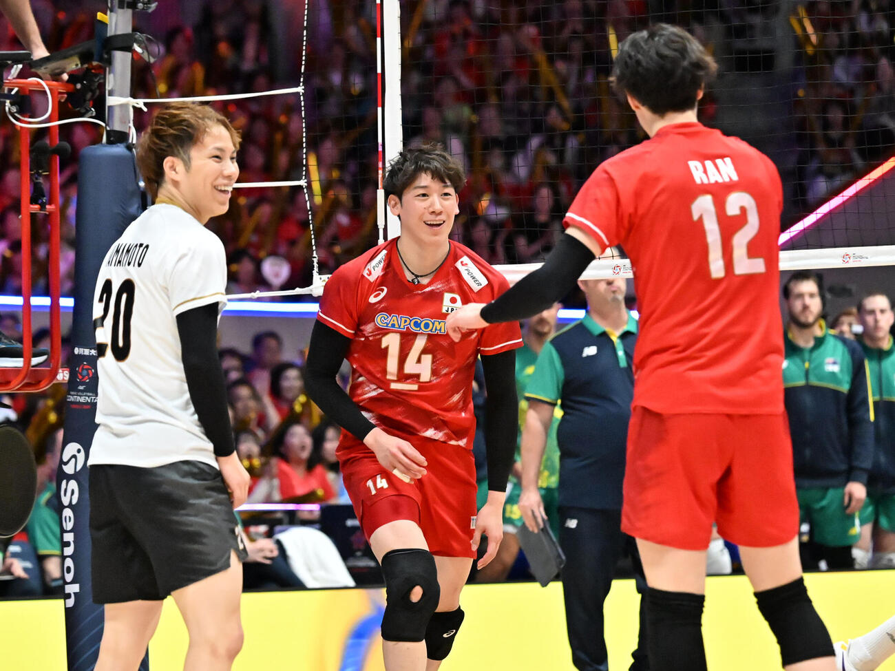 日本対オーストラリア　第1セット　得点を決め笑顔を見せる石川祐希（中央）（撮影・林敢治）