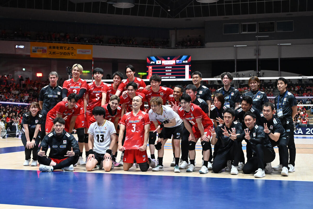 日本対オーストラリア　オーストラリア戦に勝利し記念撮影を行う日本の選手ら（撮影・林敢治）