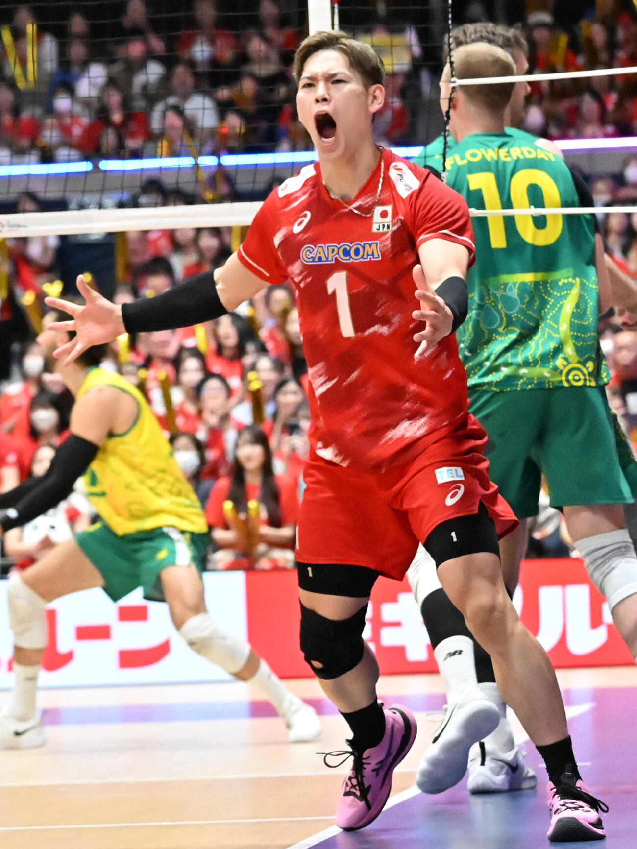 日本対オーストラリア　第3セット　得点を決め雄たけびを上げる西田有志（撮影・林敢治）