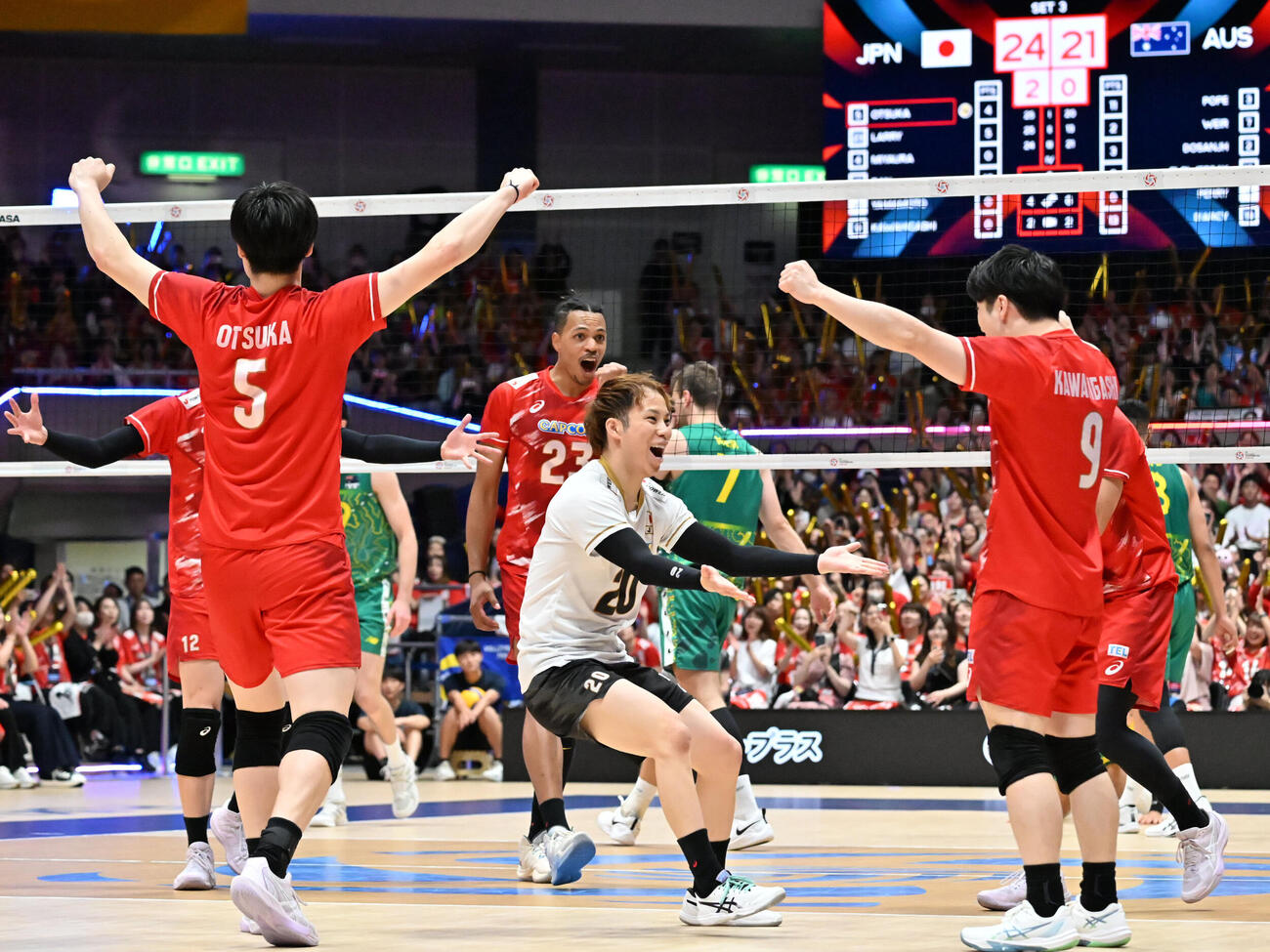 日本対オーストラリア　オーストラリア戦に勝利し歓喜する山本智大（中央）（撮影・林敢治）