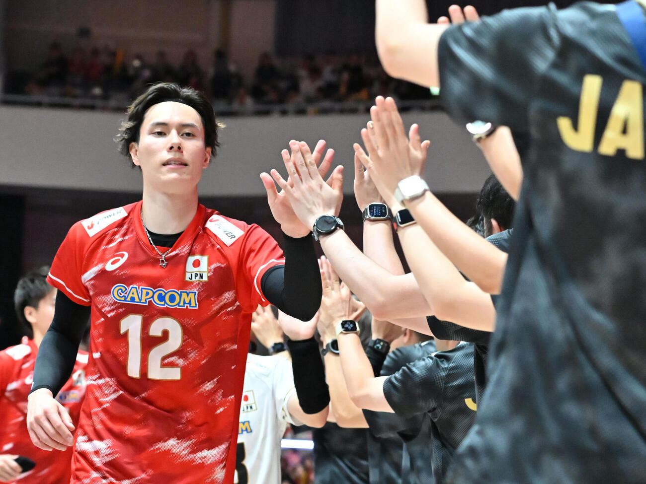 日本対オーストラリア　オーストラリア戦に勝利しチームとタッチを交わす高橋藍（左）（撮影・林敢治）