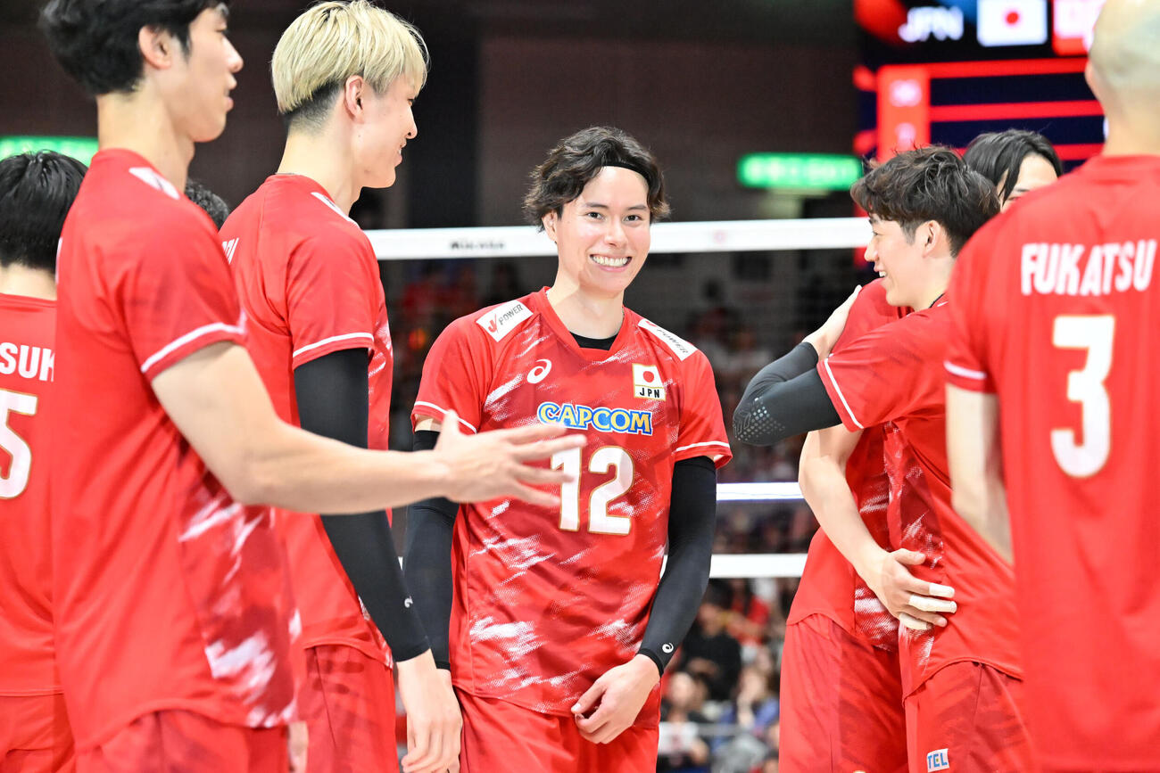 日本対オーストラリア　オーストラリア戦に勝利し笑顔を見せる高橋藍（中央）（撮影・林敢治）