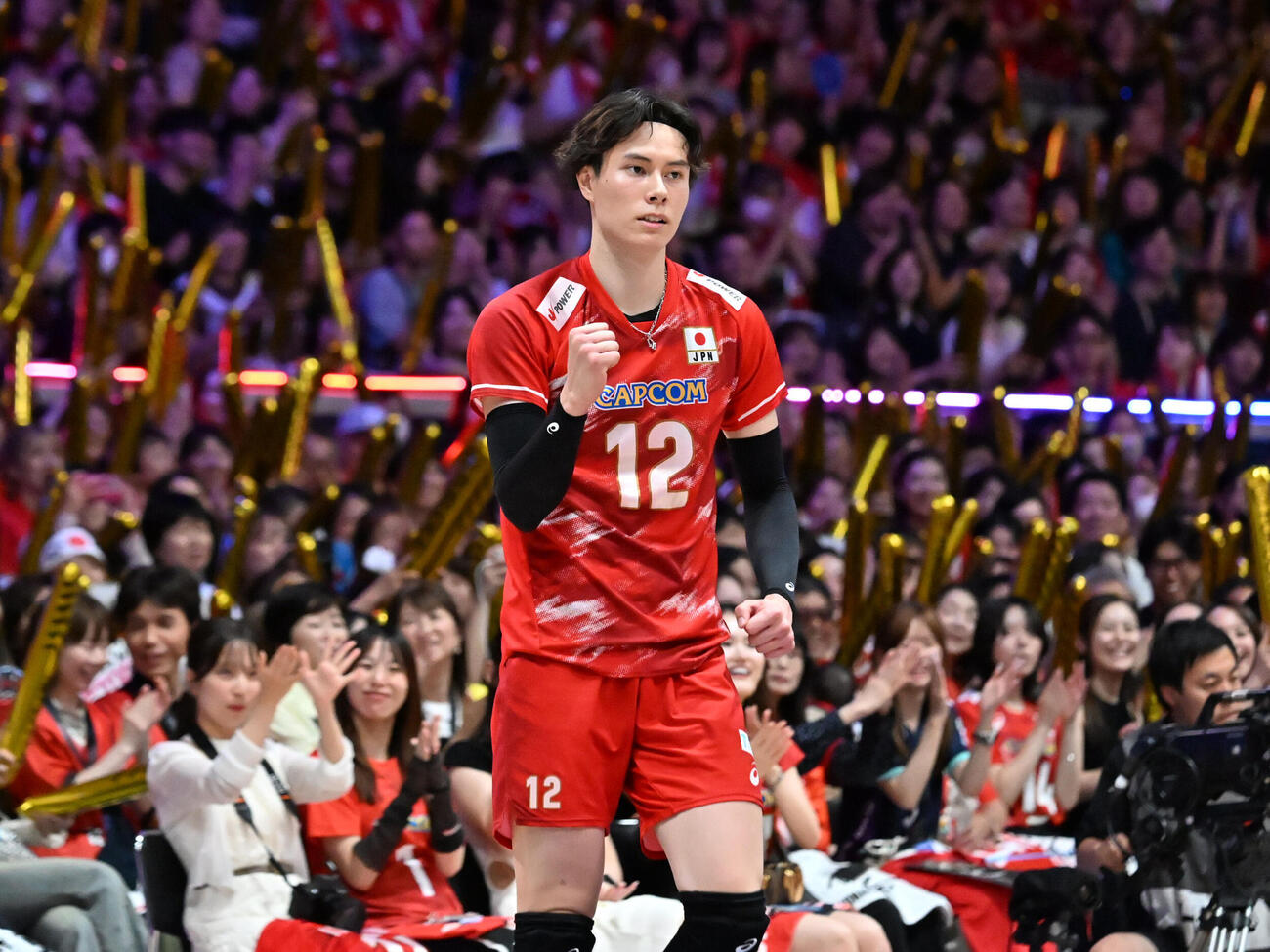 日本対オーストラリア　第3セット　得点を決めガッツポーズの高橋藍（撮影・林敢治）