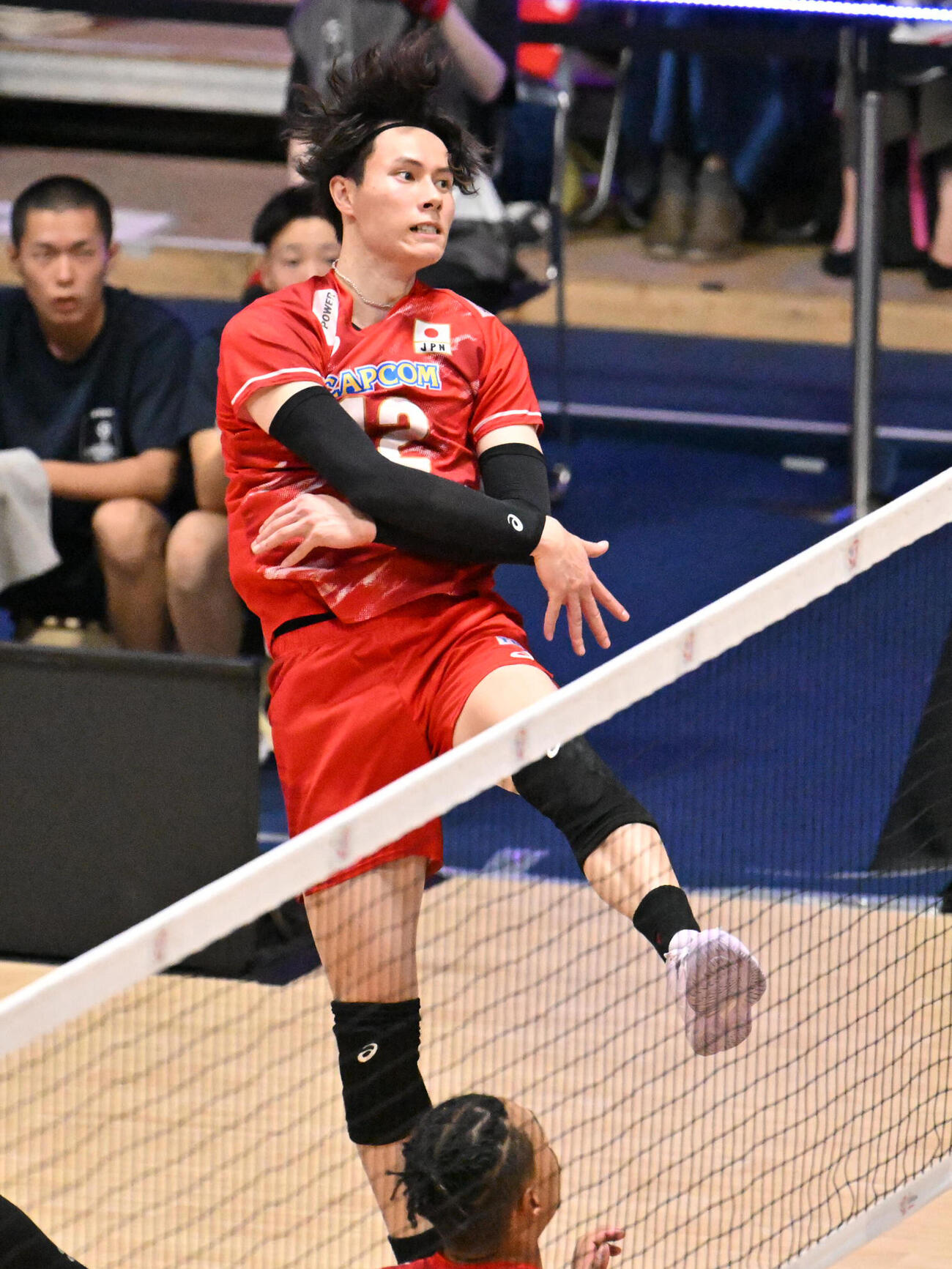 日本対オーストラリア　第2セット　スパイクを放つ高橋藍（撮影・林敢治）