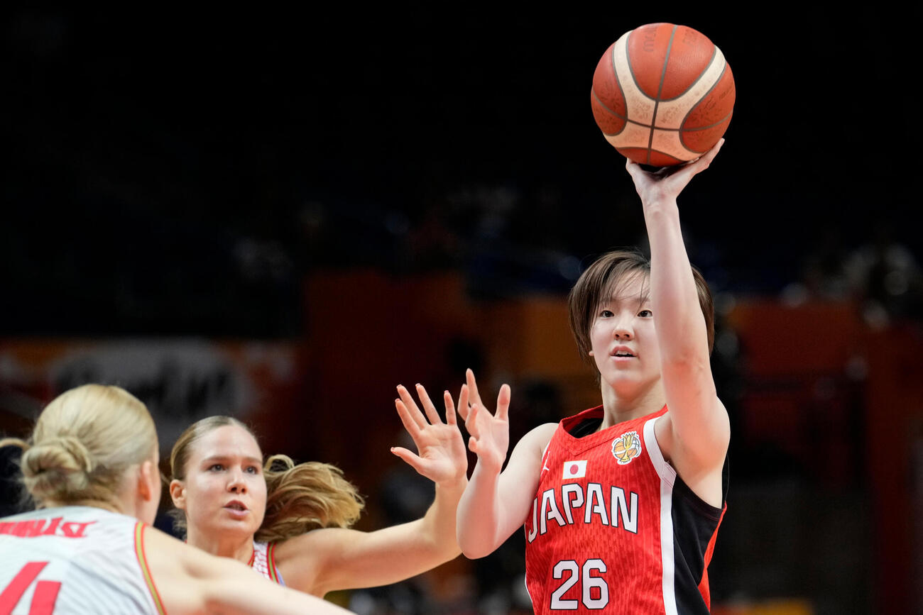 バスケ女子W杯ハンガリー戦　シュートを打つ日本の田中こころ（AP）