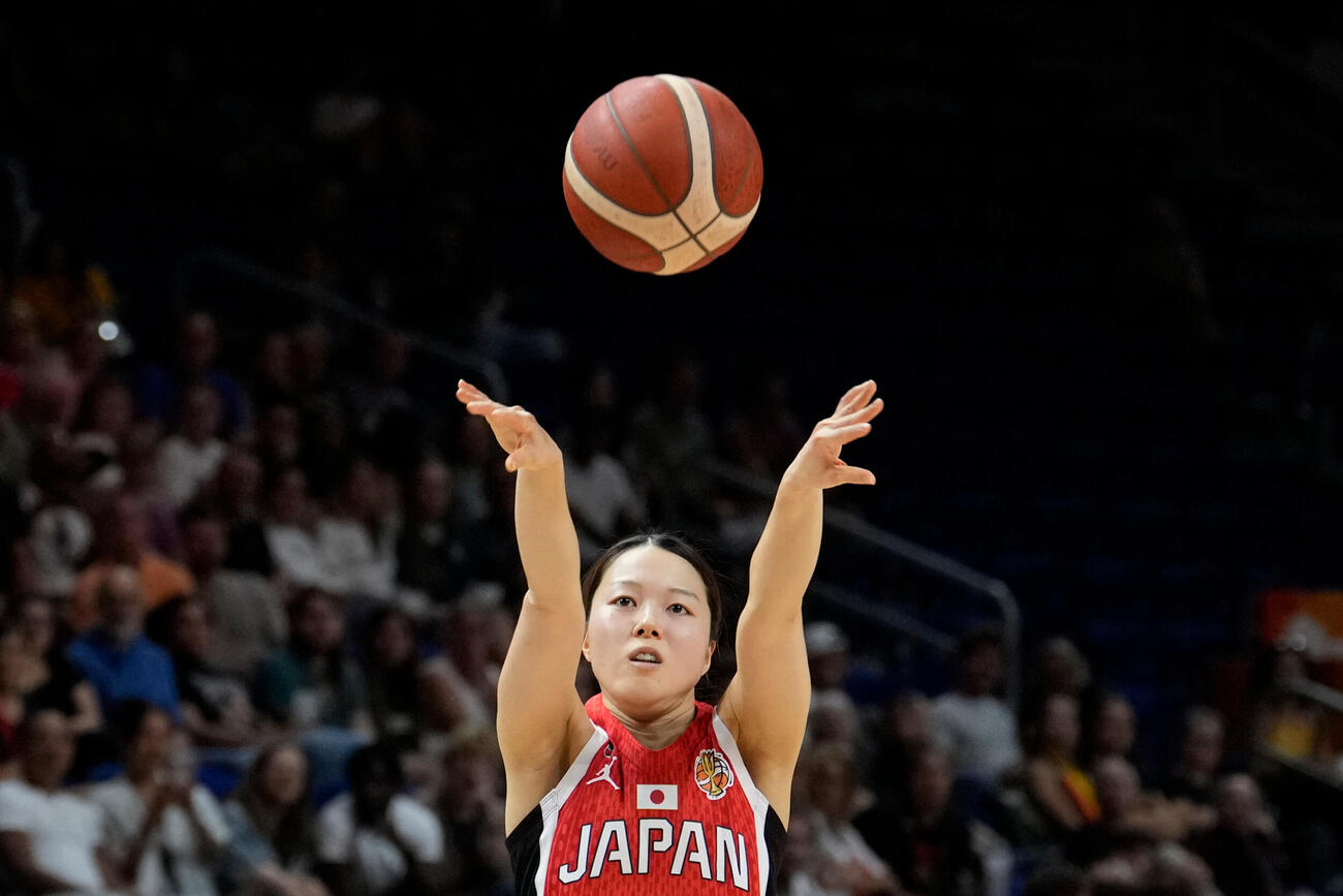 バスケ女子W杯ハンガリー戦　シュートを打つ日本の山本麻衣（AP）