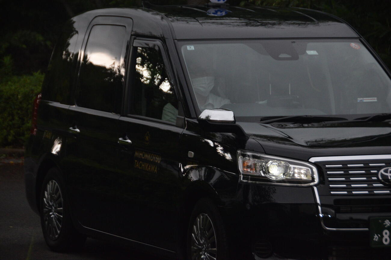 判決後、東京地裁立川支部を後にする本多灯被告を乗せた車