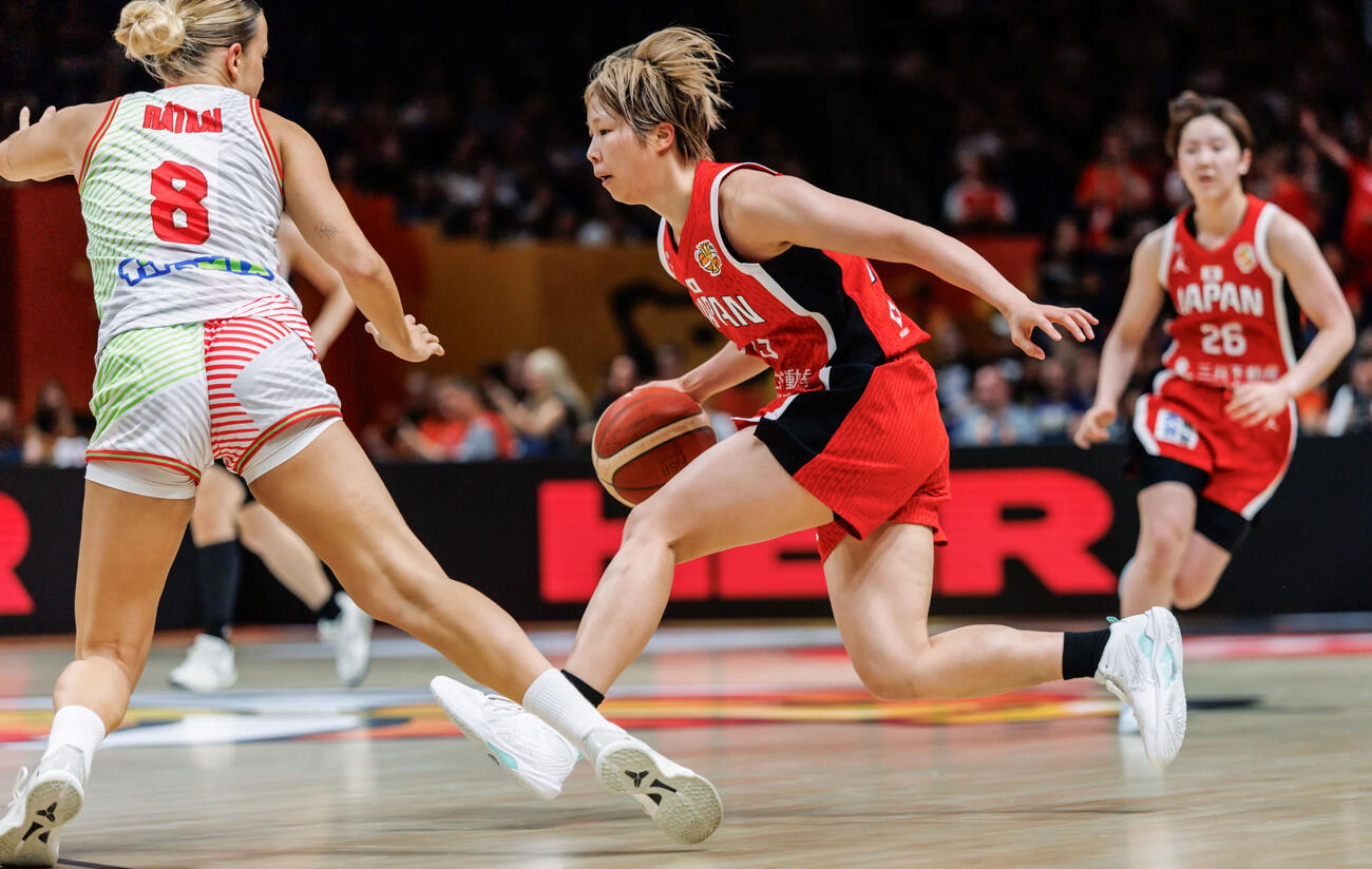 ハンガリー戦で攻めこむ東藤（中央）＝ベルリン（（C）FIBA）（共同）