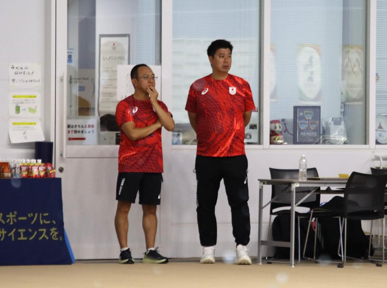 練習を見守るアジア大会競泳日本代表の倉沢利彰監督（右）と下山好充ヘッドコーチ