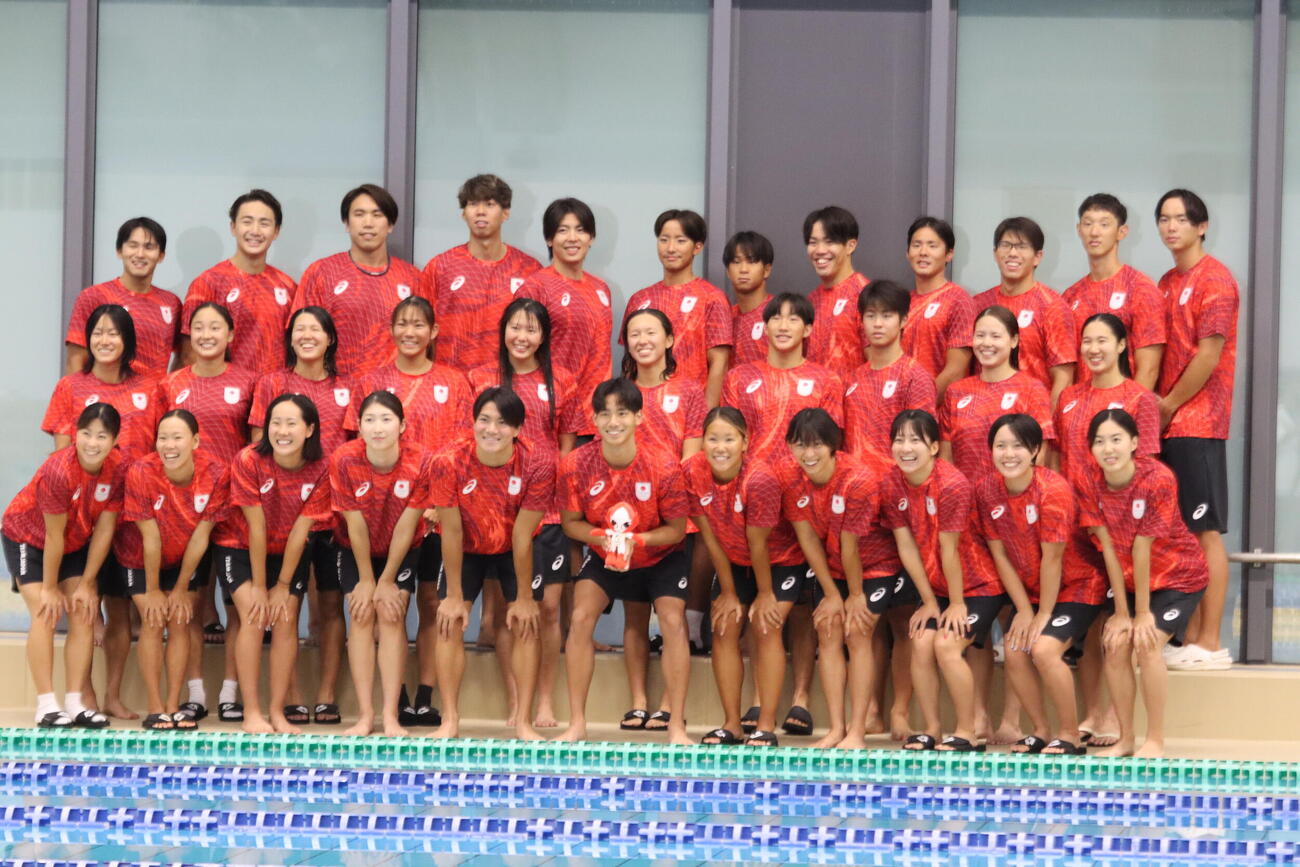 集合写真に収まる競泳アジア大会代表