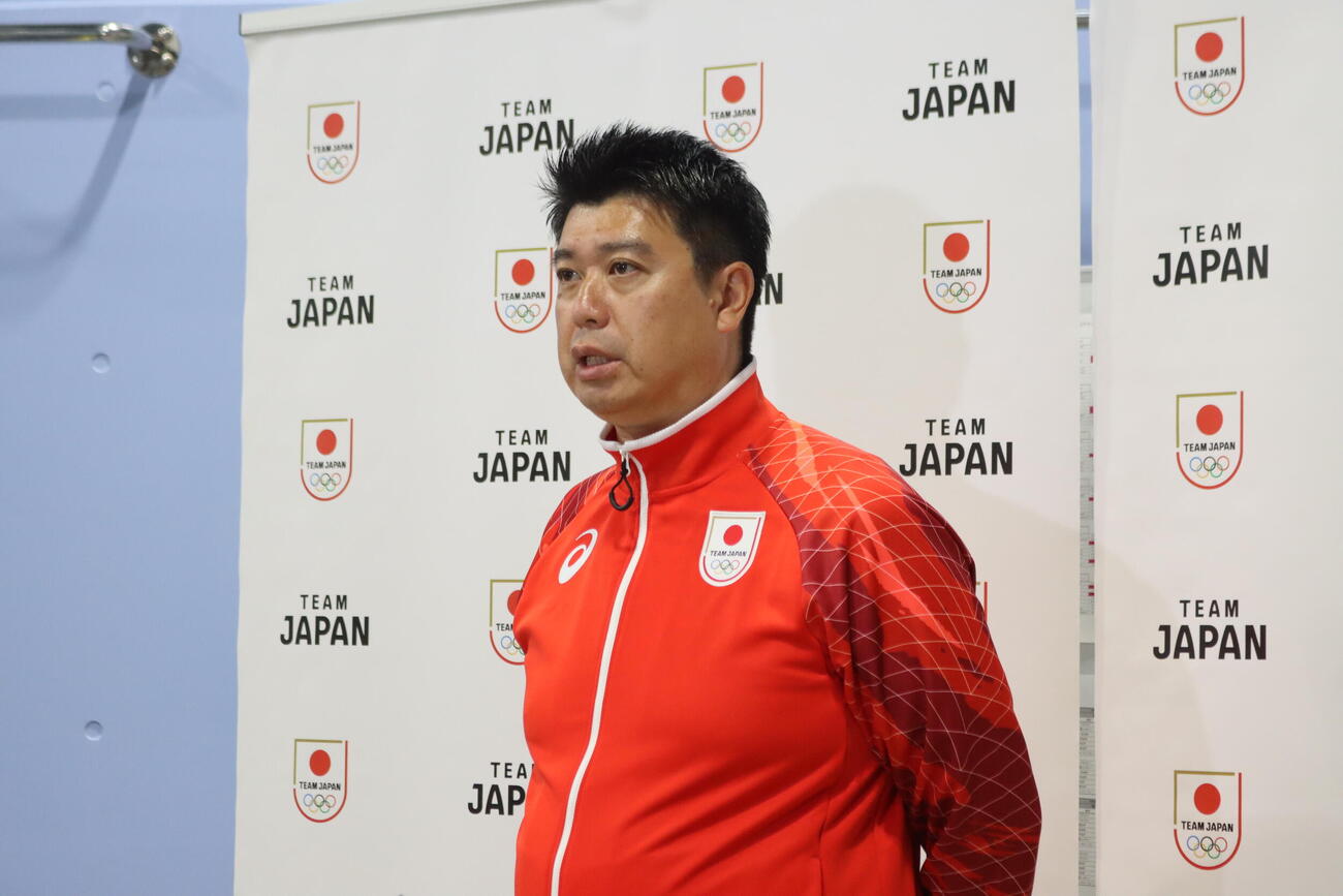 取材に対応する倉沢利彰強化委員長