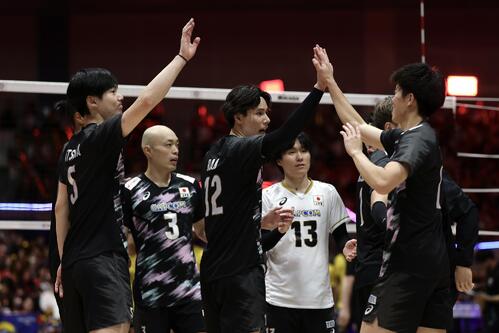 日本対インド インドに勝利し喜び合う高橋藍(中央)ら日本の選手たち(撮影・前田充)