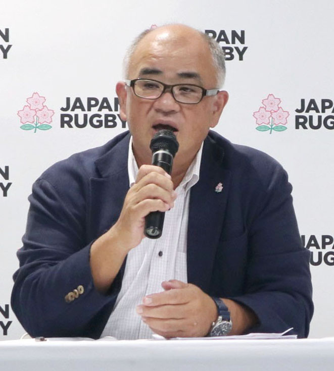 記者会見する日本ラグビー協会の山神孝志専務理事（共同）